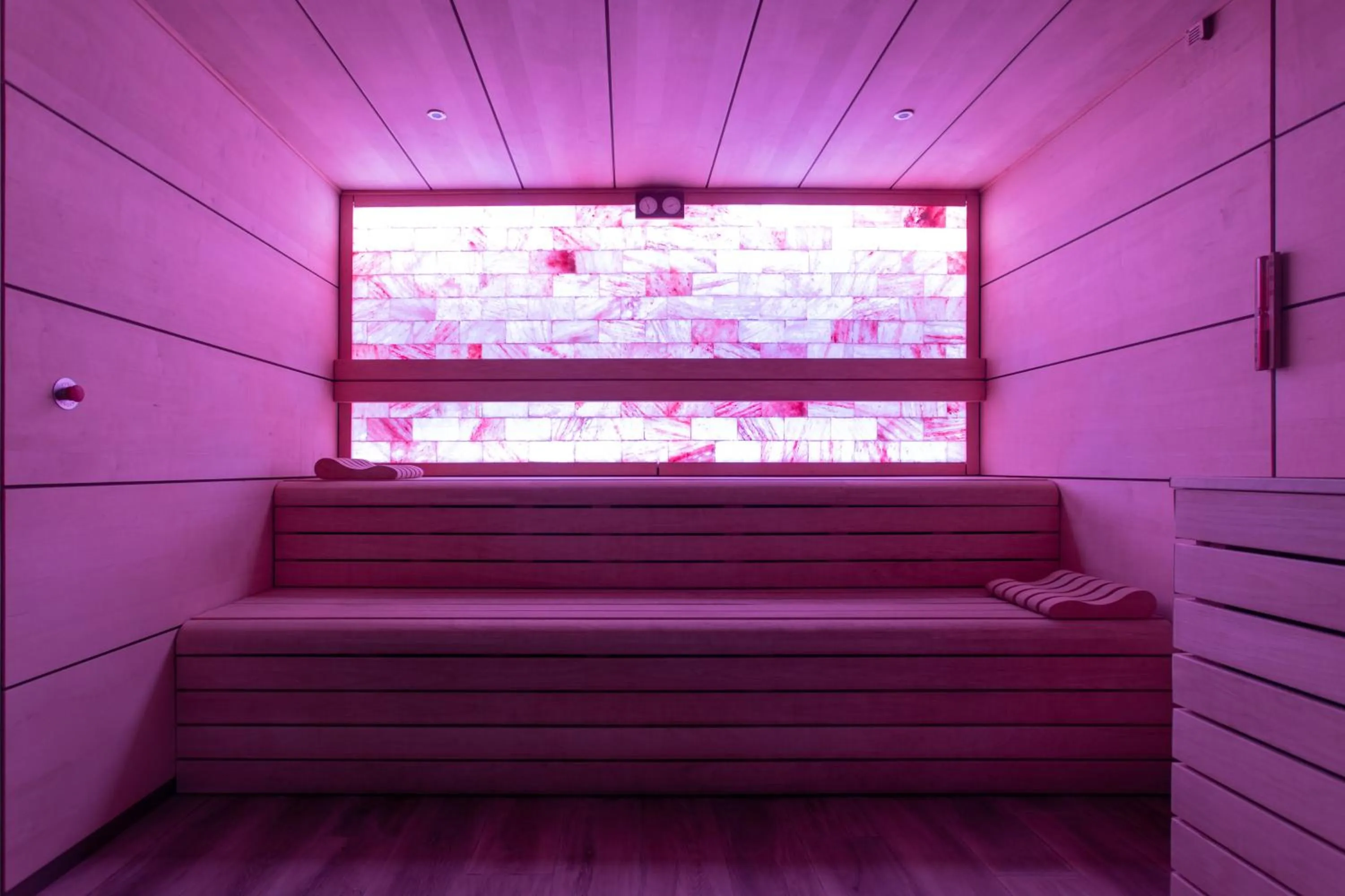 Sauna in Garden & City Cauterets Balneo