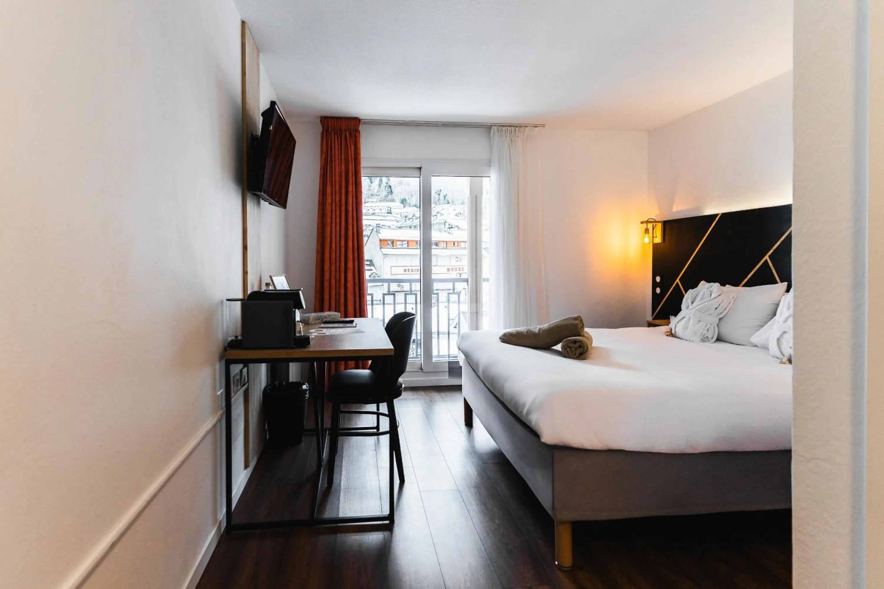 Bed in Garden & City Cauterets Balneo