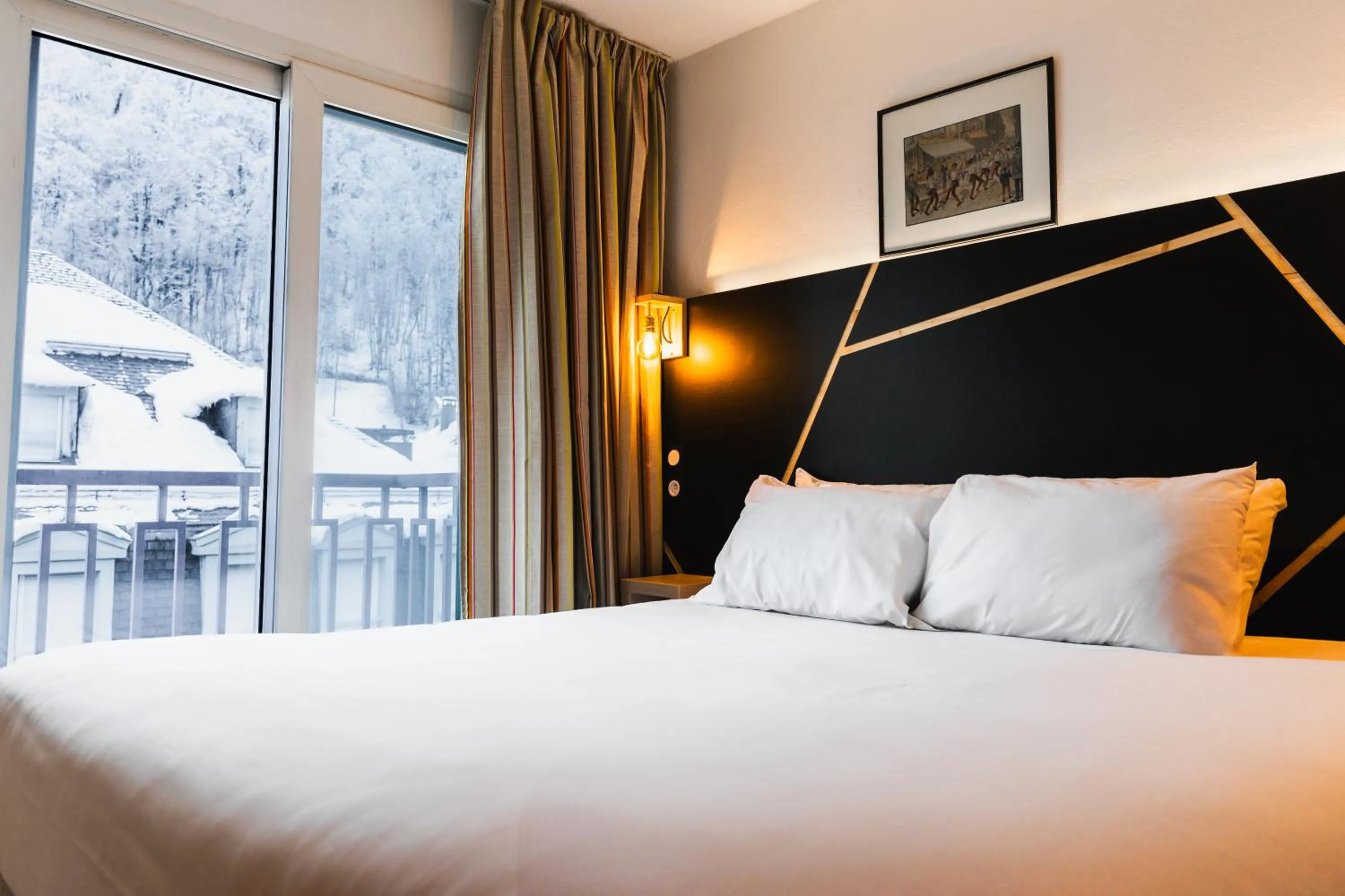 Bed in Garden & City Cauterets Balneo