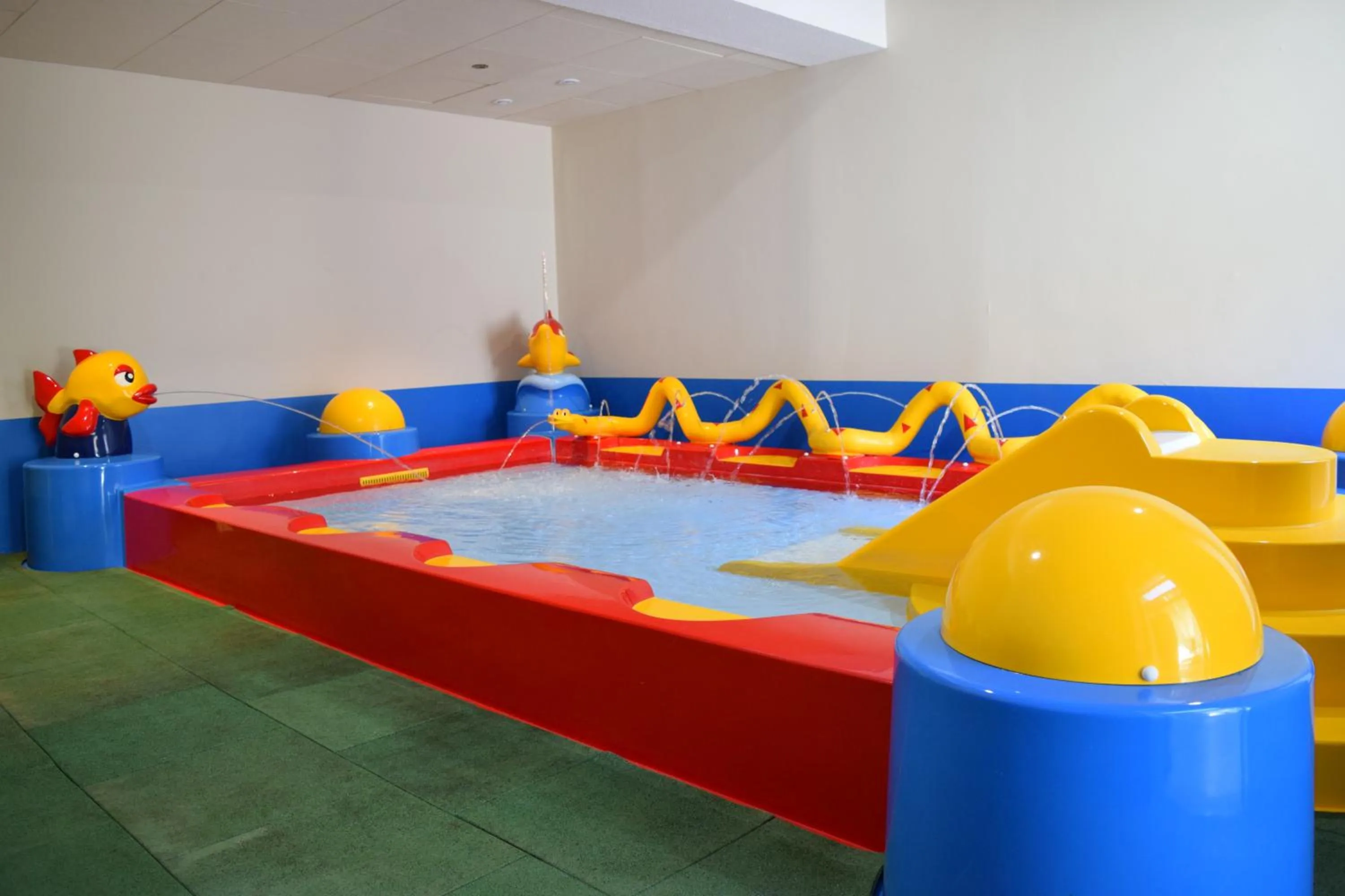 Swimming pool in Garden & City Cauterets Balneo