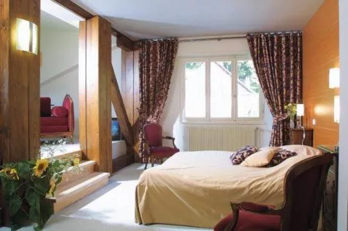 Photo of the whole room, Bed in La Fischhutte, The Originals Relais