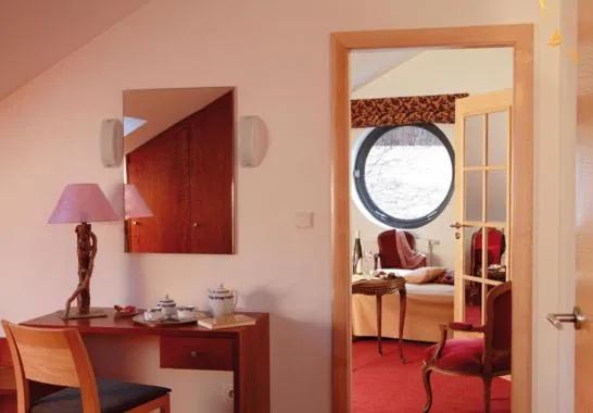 Bedroom in La Fischhutte, The Originals Relais