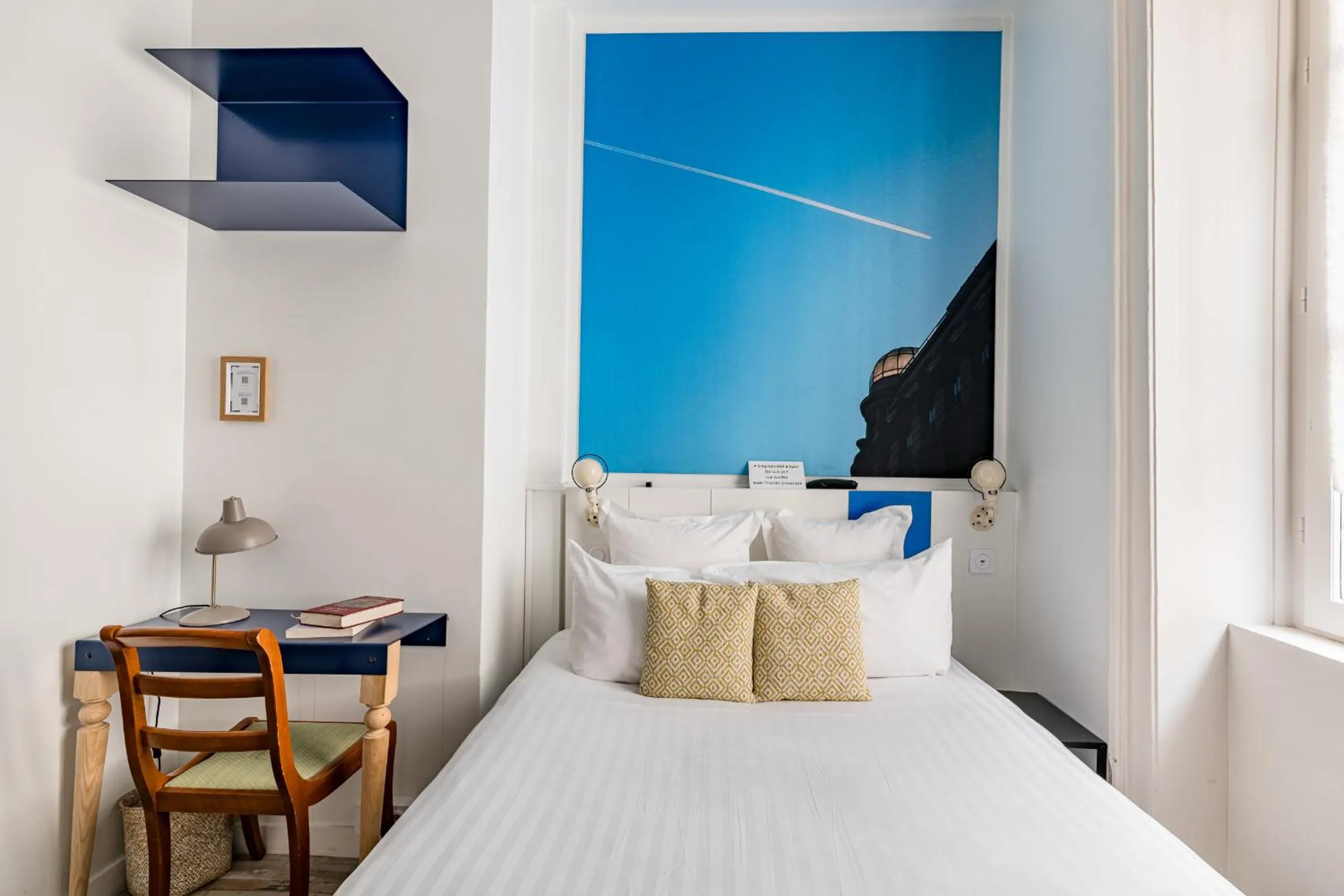 Bed in Hôtel du Simplon