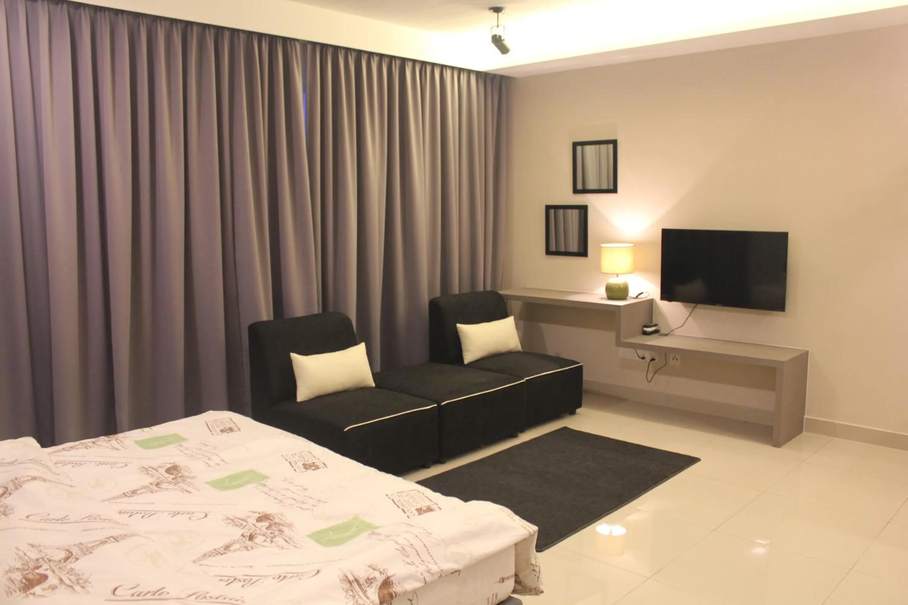 Photo of the whole room, Bed in De Houz @ Setia Alam Trefoil Homestay