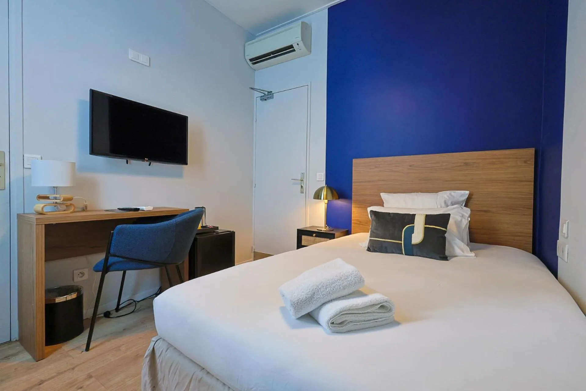 Photo of the whole room, Bed in Hotel Albert 1er