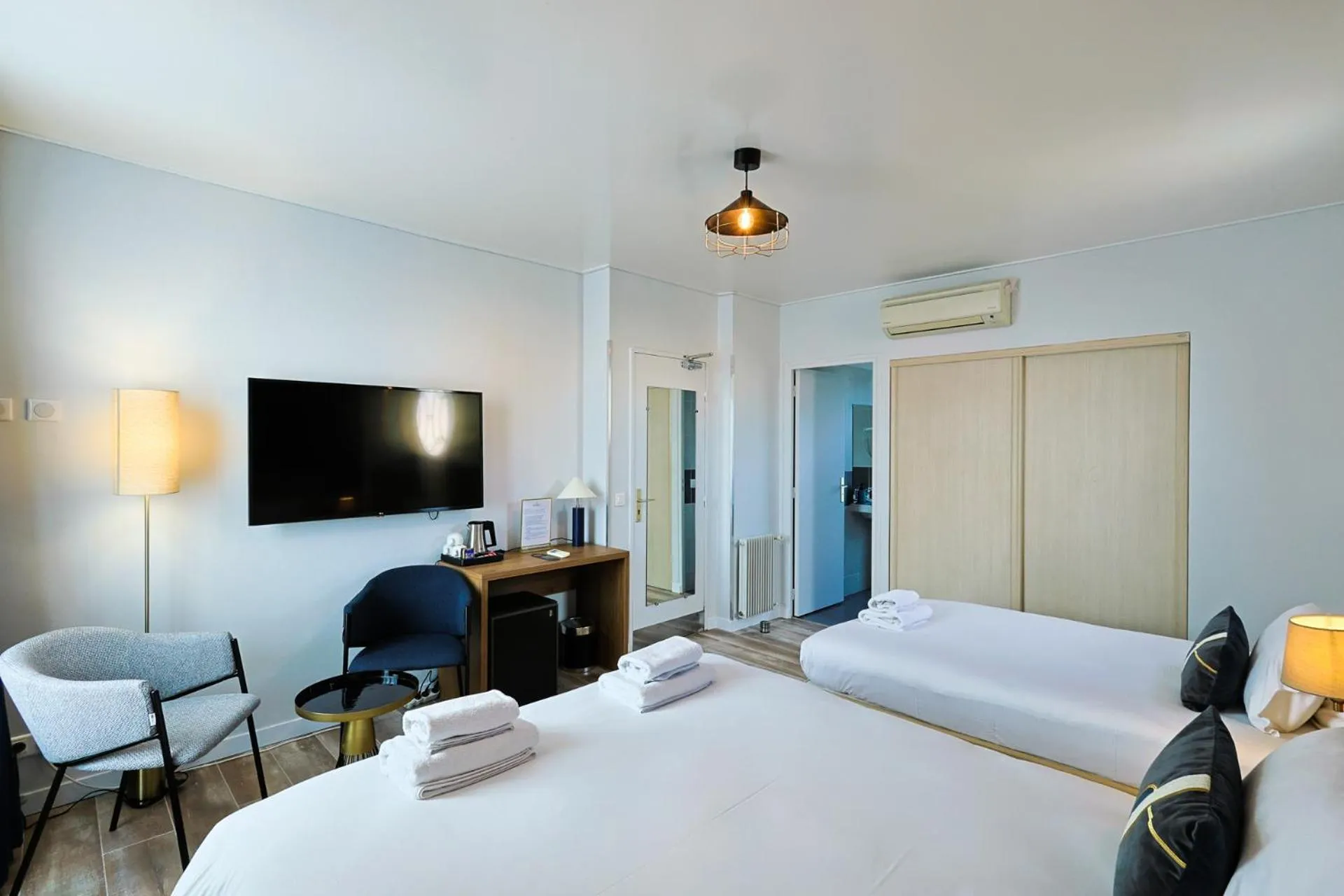 Photo of the whole room, Bed in Hotel Albert 1er