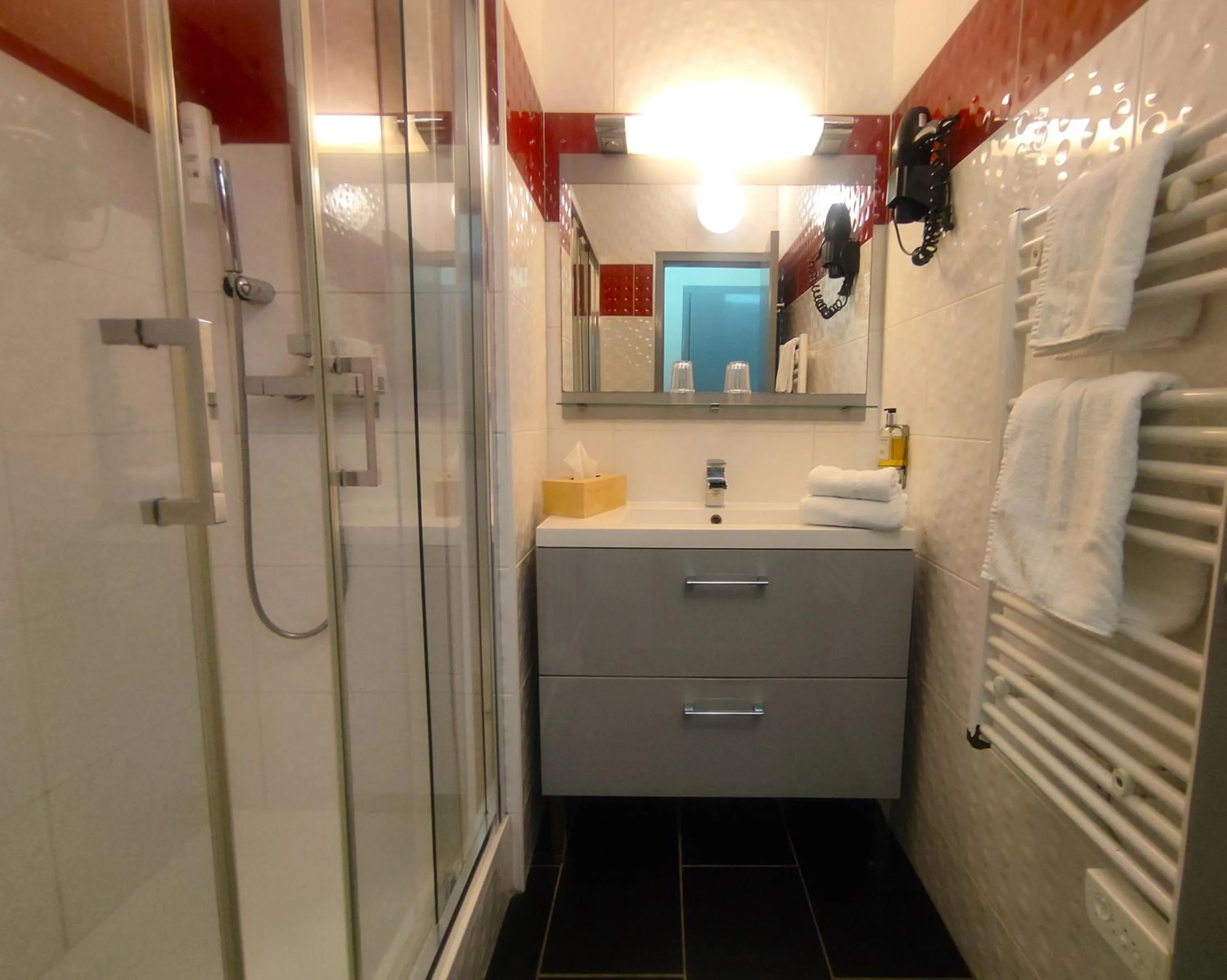 Shower in Contact Hotel BG Limoges Sud