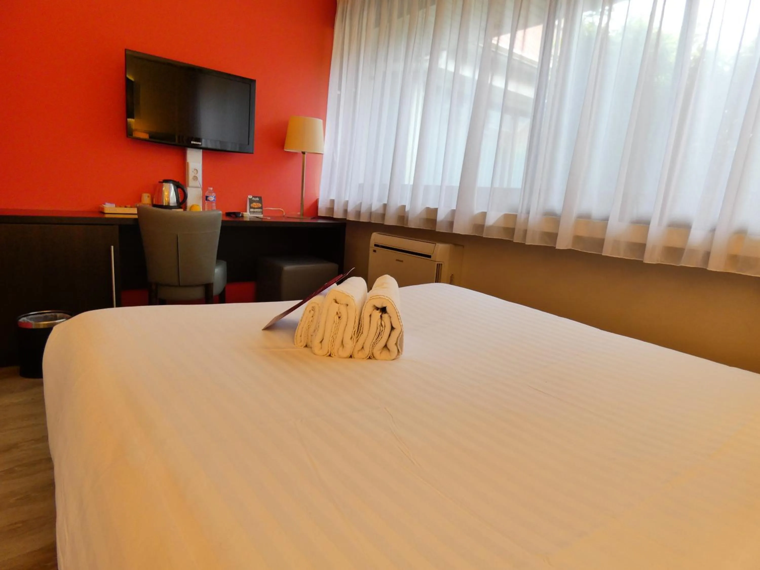 Bedroom, Bed in Contact Hotel BG Limoges Sud