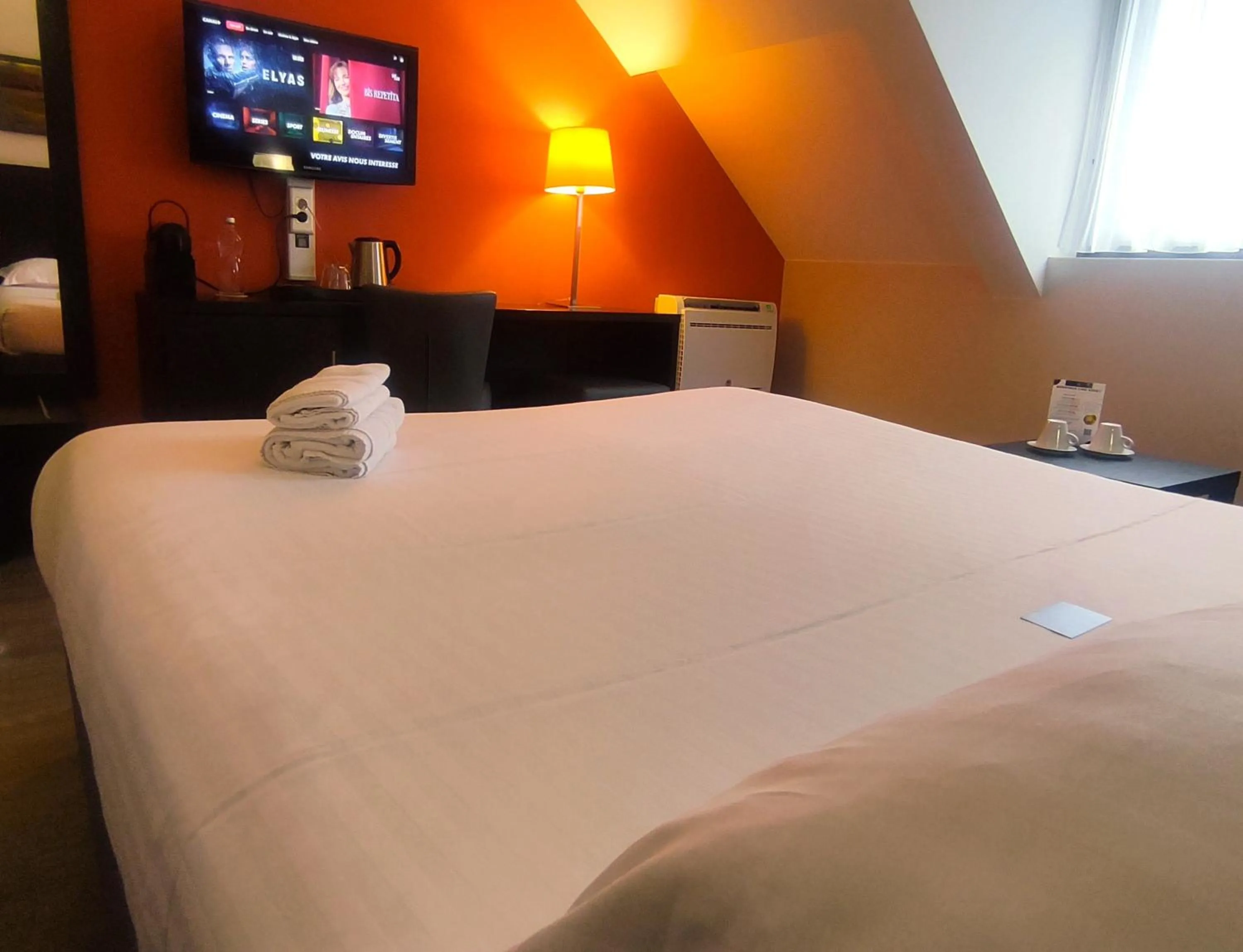 Coffee/tea facilities, Bed in Contact Hotel BG Limoges Sud