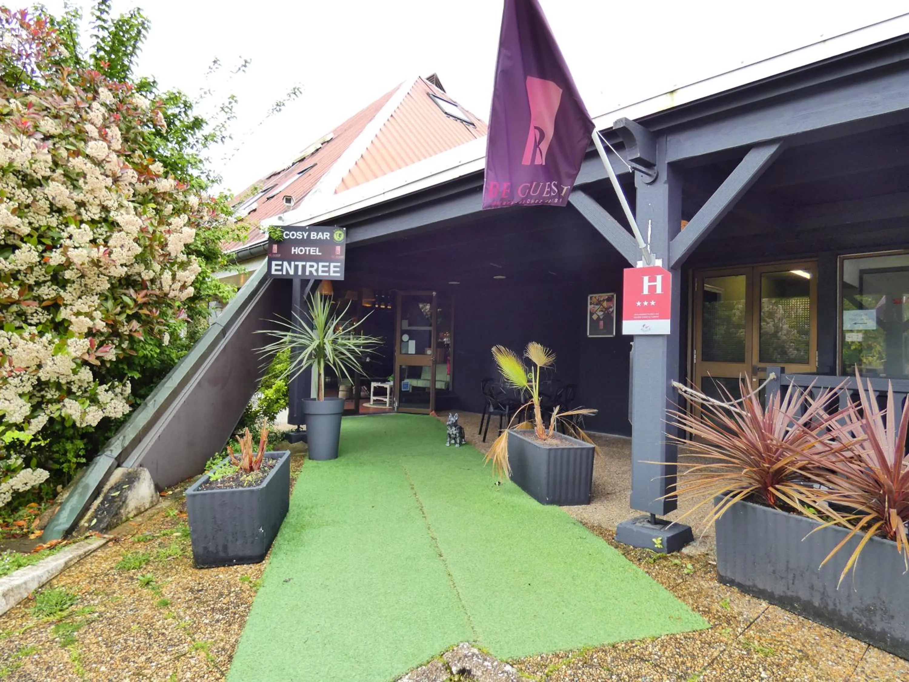 Facade/entrance in Contact Hotel BG Limoges Sud
