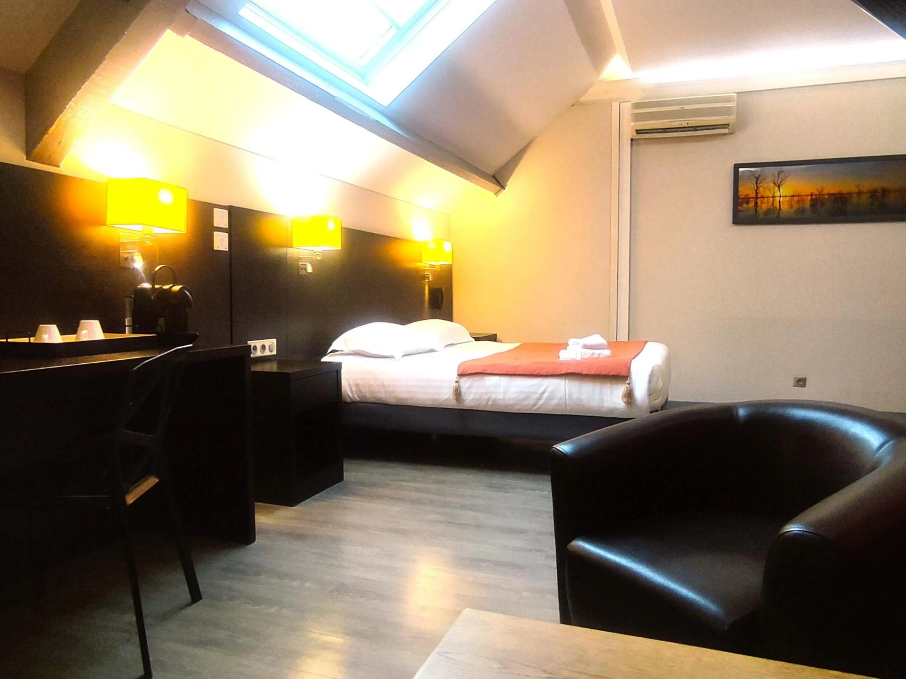 Coffee/tea facilities, Bed in Contact Hotel BG Limoges Sud
