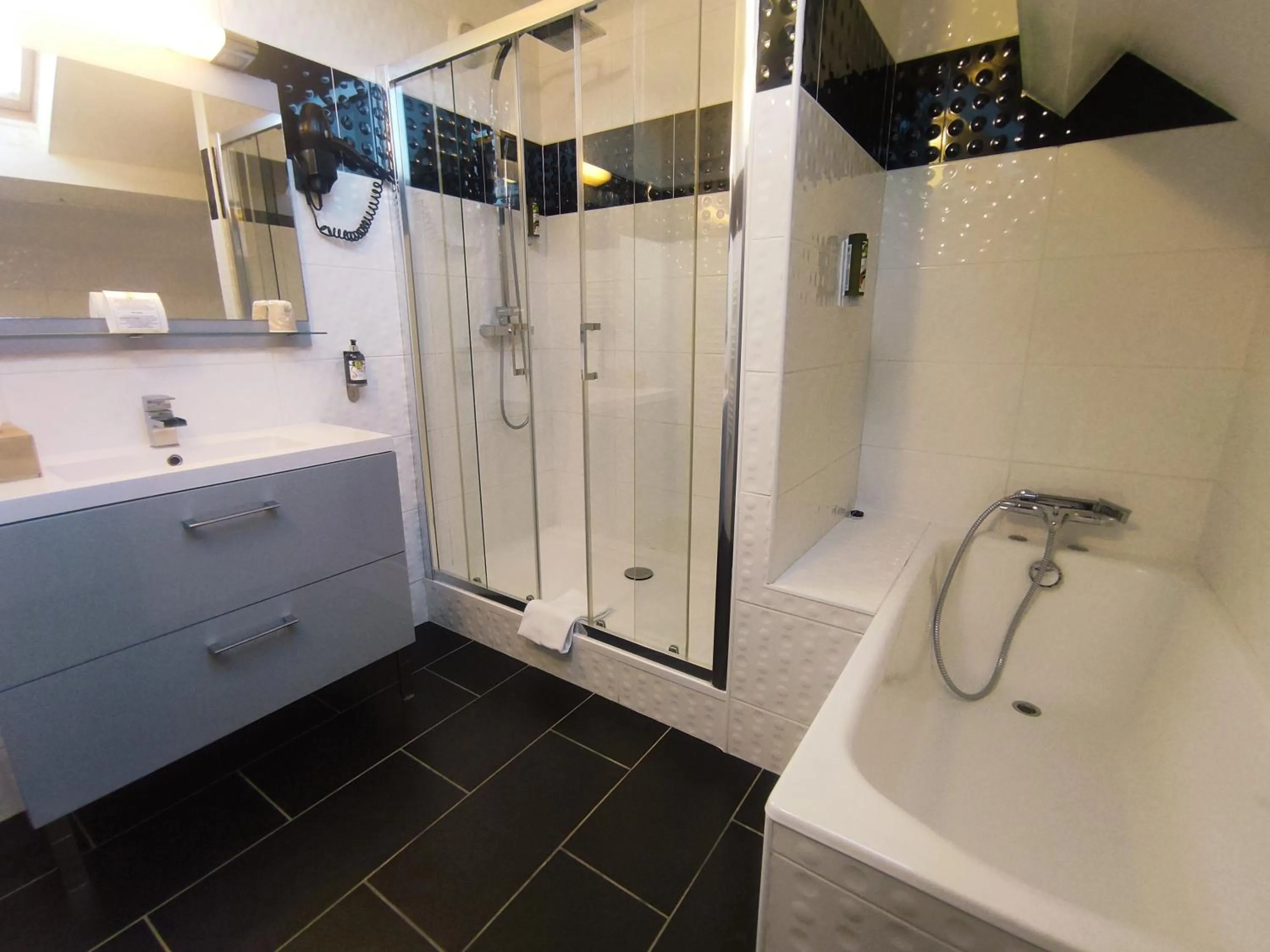 Shower in Contact Hotel BG Limoges Sud