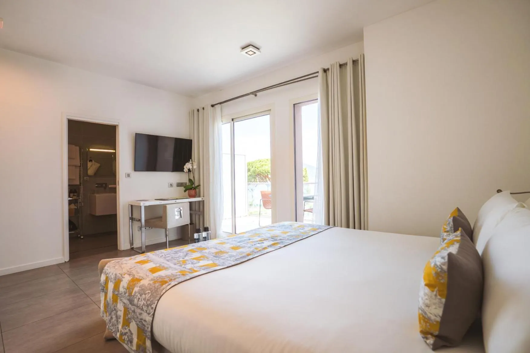 Bed in Kube Saint-Tropez