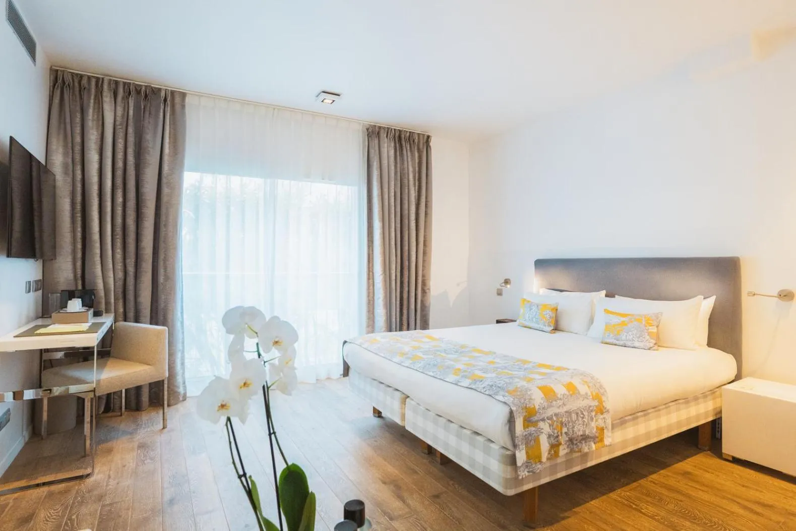 Bed in Kube Saint-Tropez