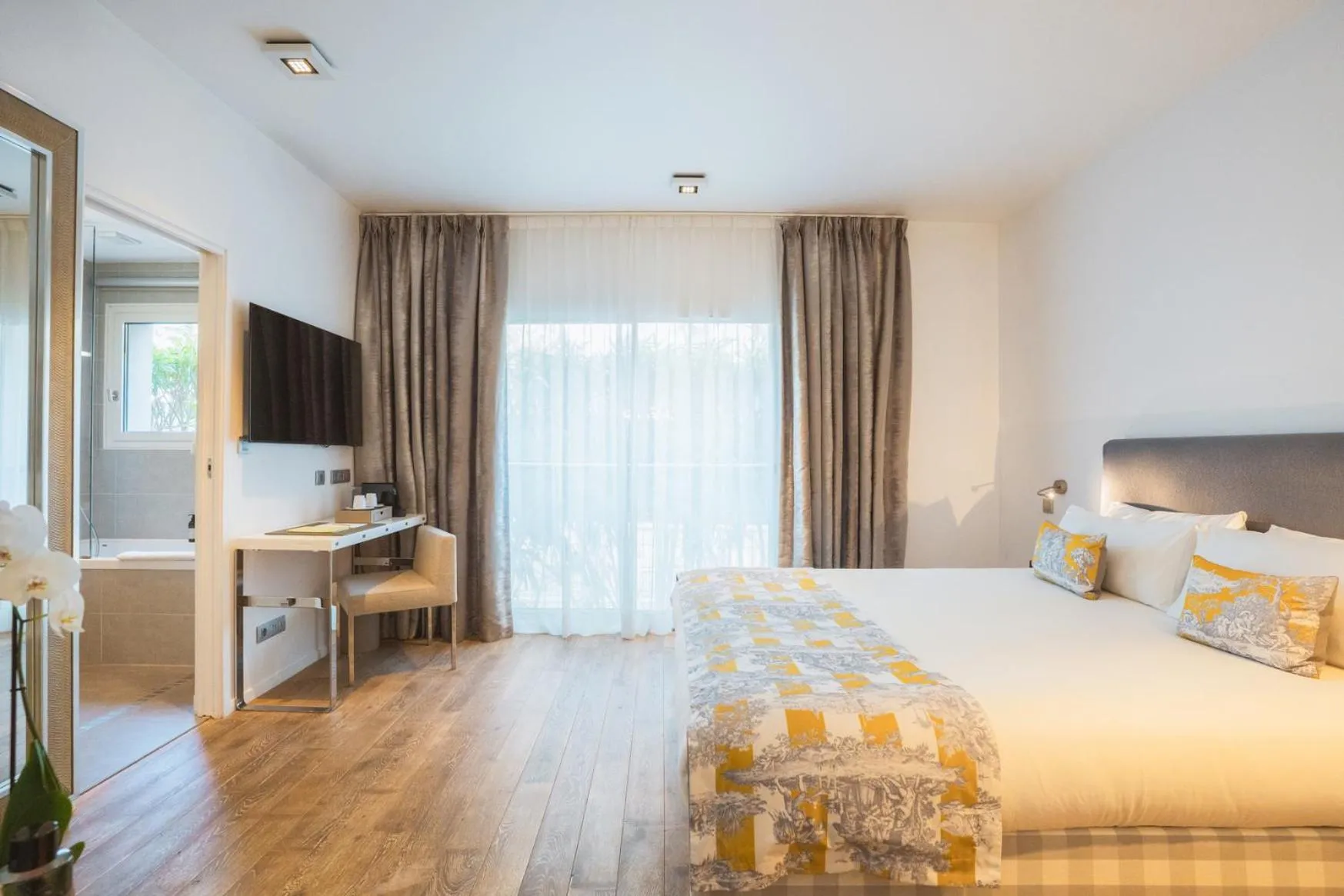 Bed in Kube Saint-Tropez