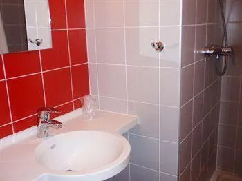 Shower in Cit'Hotel Les Alizés