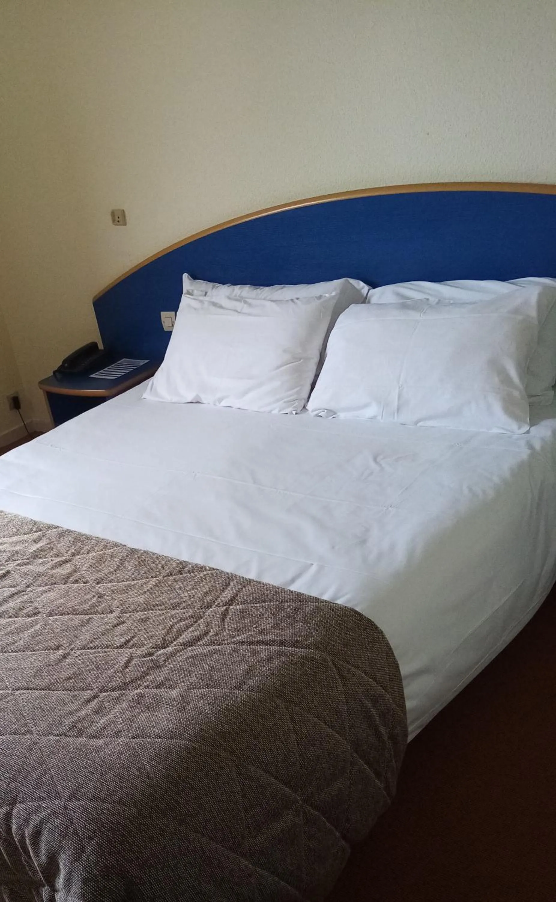 Bed in Cit'Hotel Les Alizés