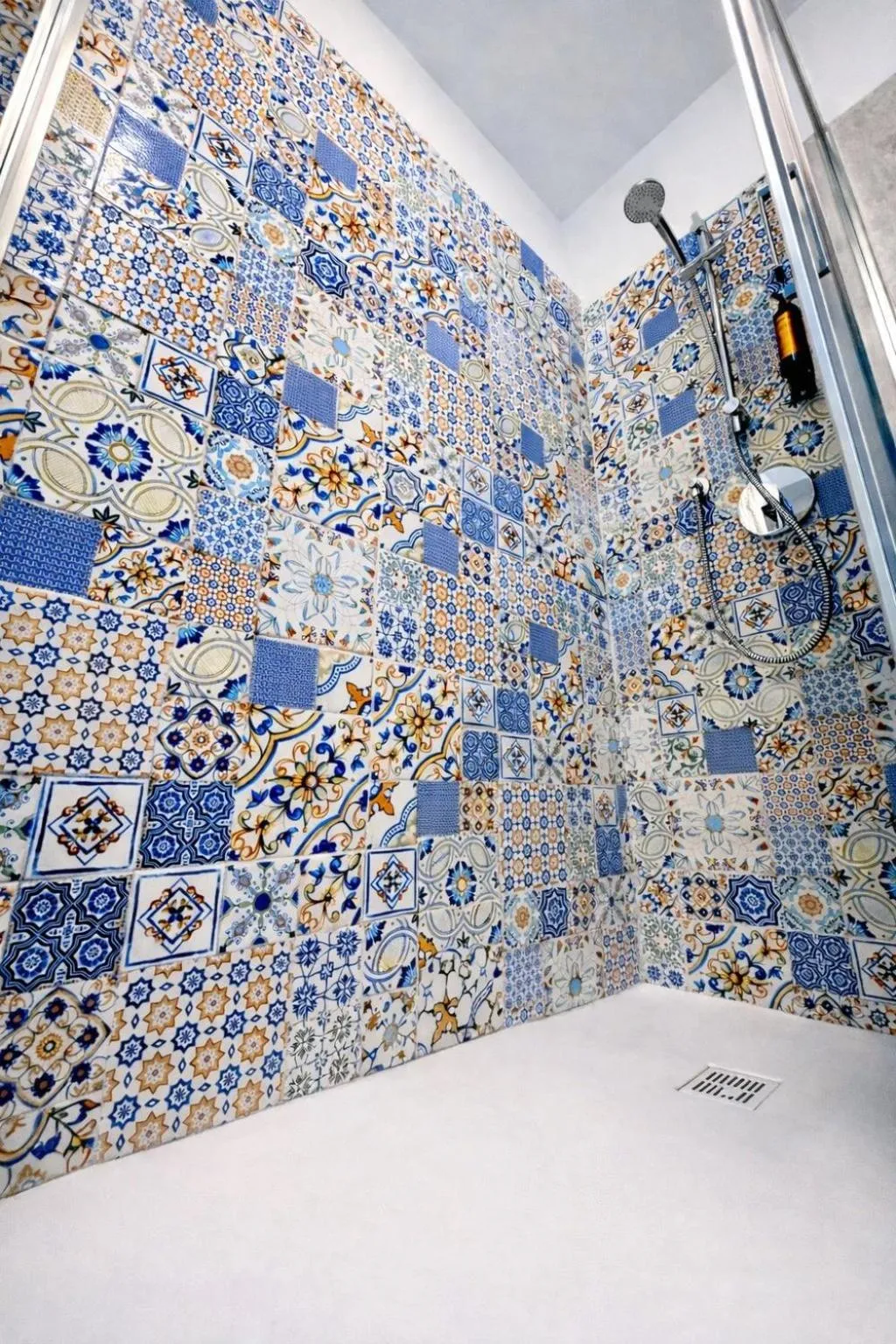 Shower in Hotel Cantore