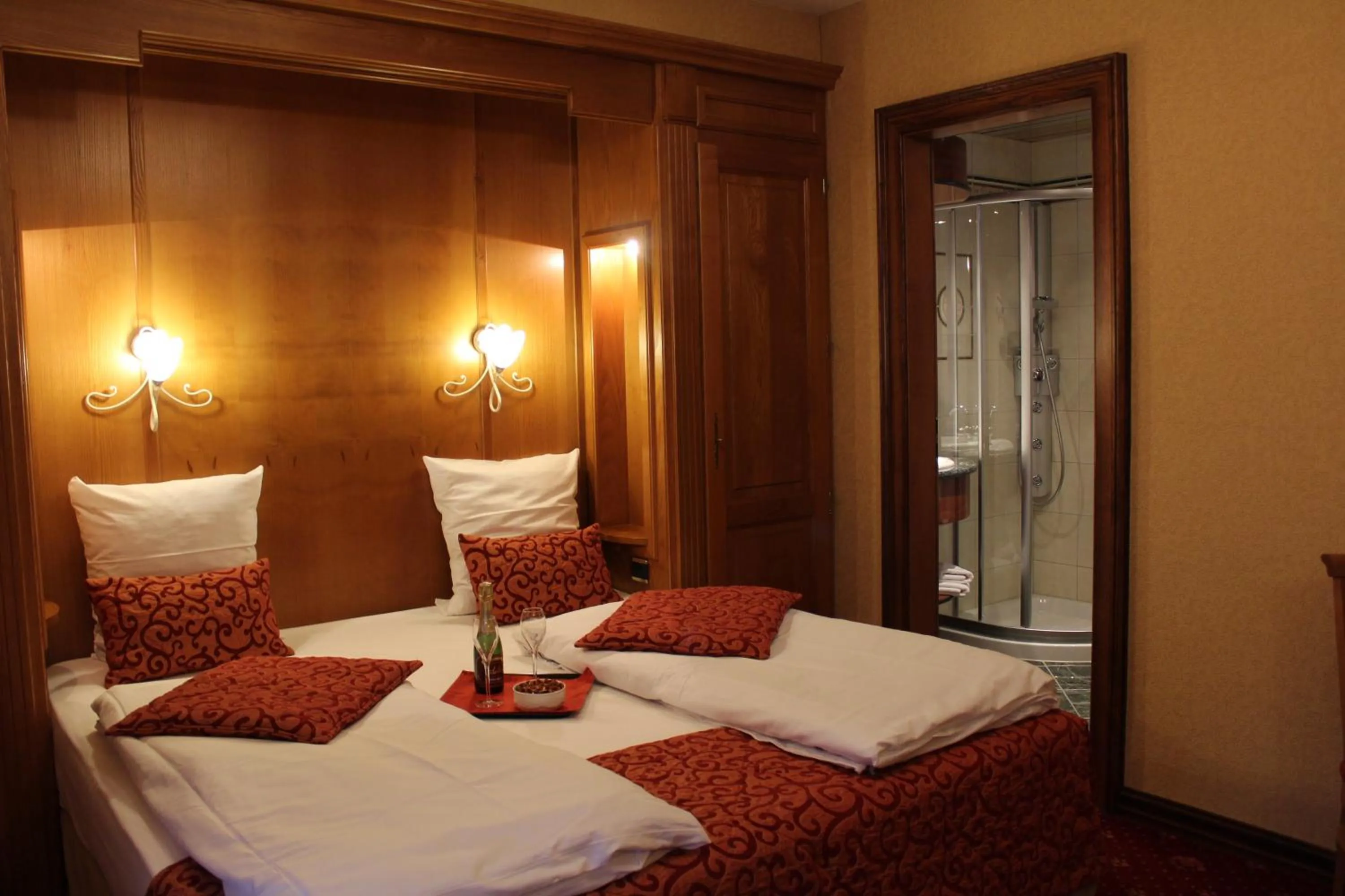 Bedroom, Bed in Hôtel Le Mittelwihr