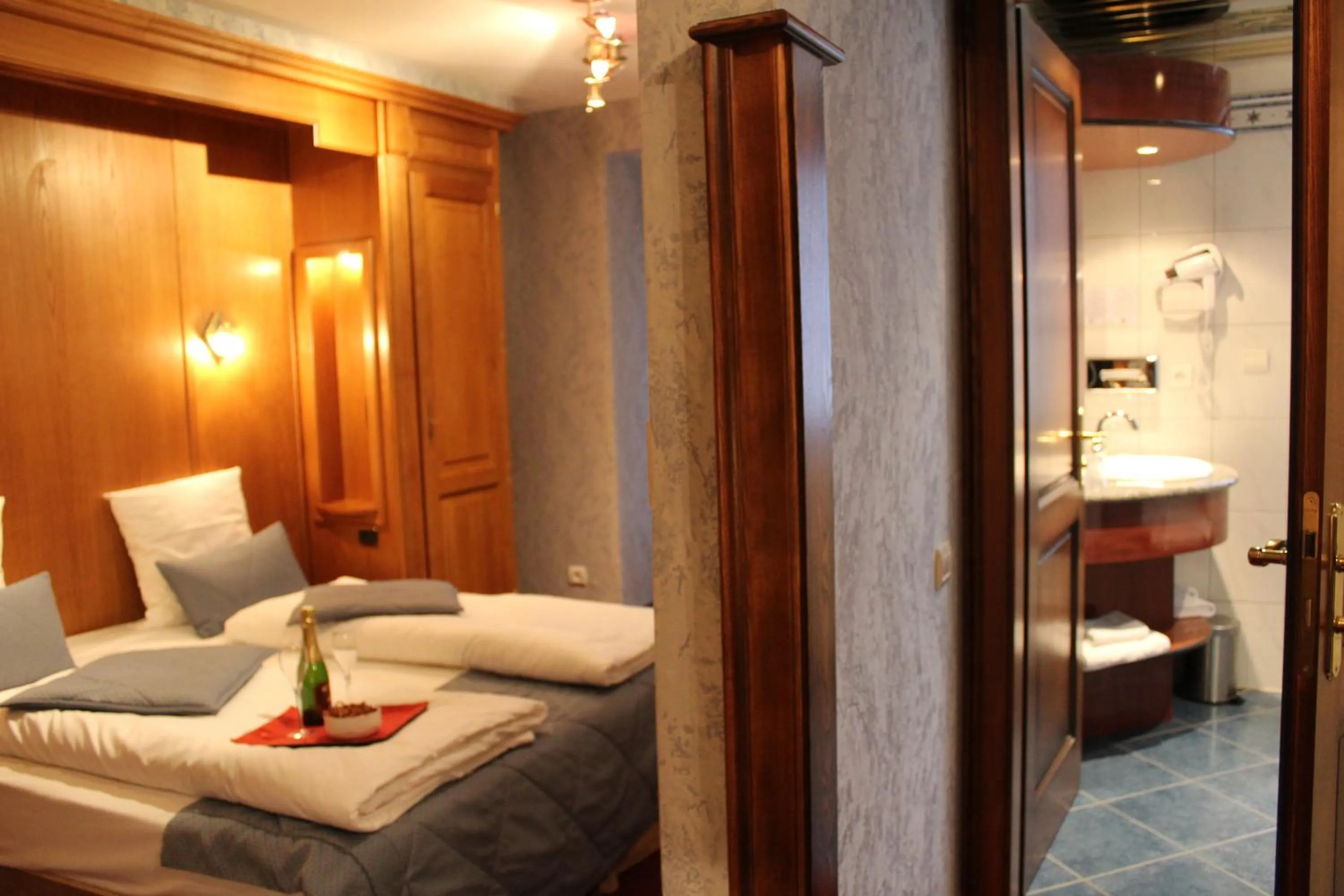 Bedroom, Bed in Hôtel Le Mittelwihr