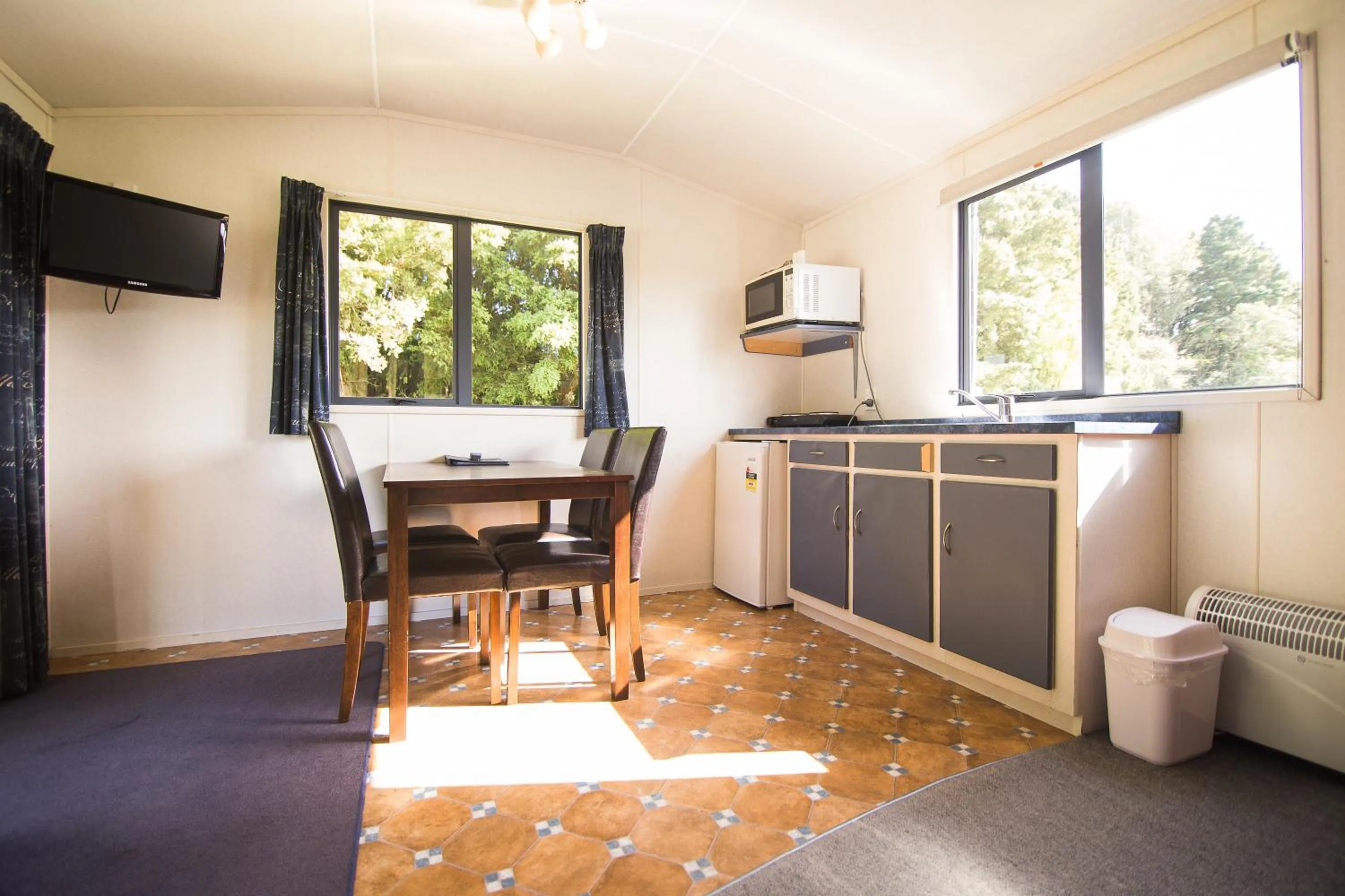 Kitchen or kitchenette in Stratford Motel & Holiday Park