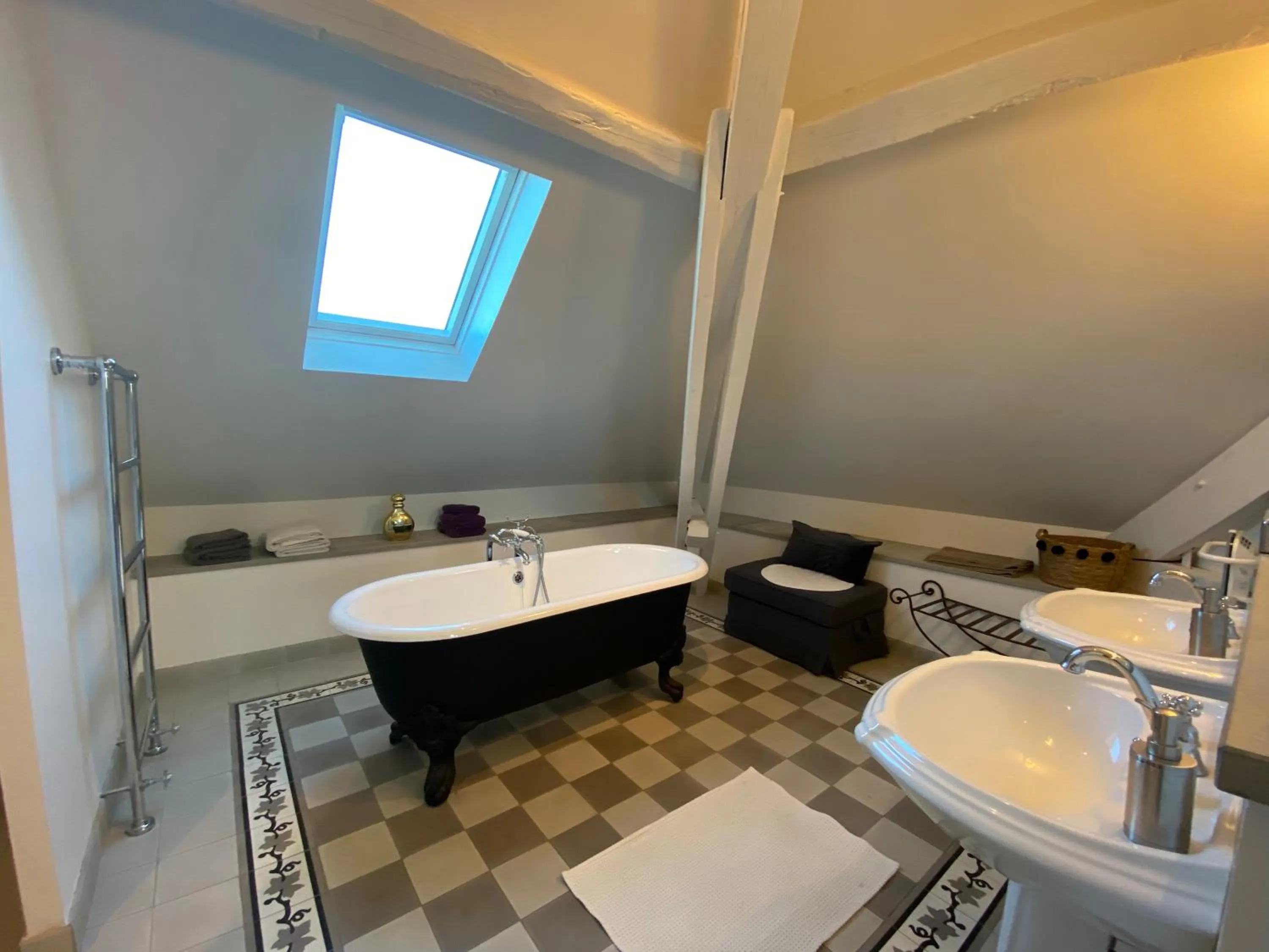 Shower in Demeure Saint Louis Historic manor, City 700m, free parking,A C,Clim,WIFI, city view, Garden