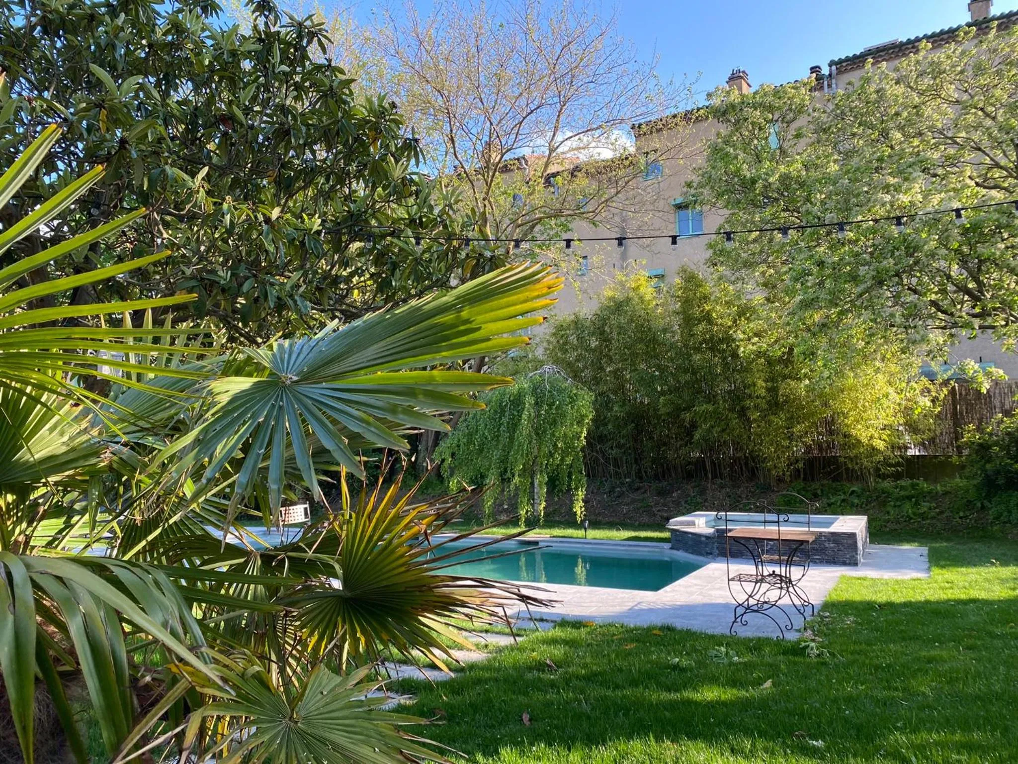 Patio in Demeure Saint Louis Historic manor, City 700m, free parking,A C,Clim,WIFI, city view, Garden