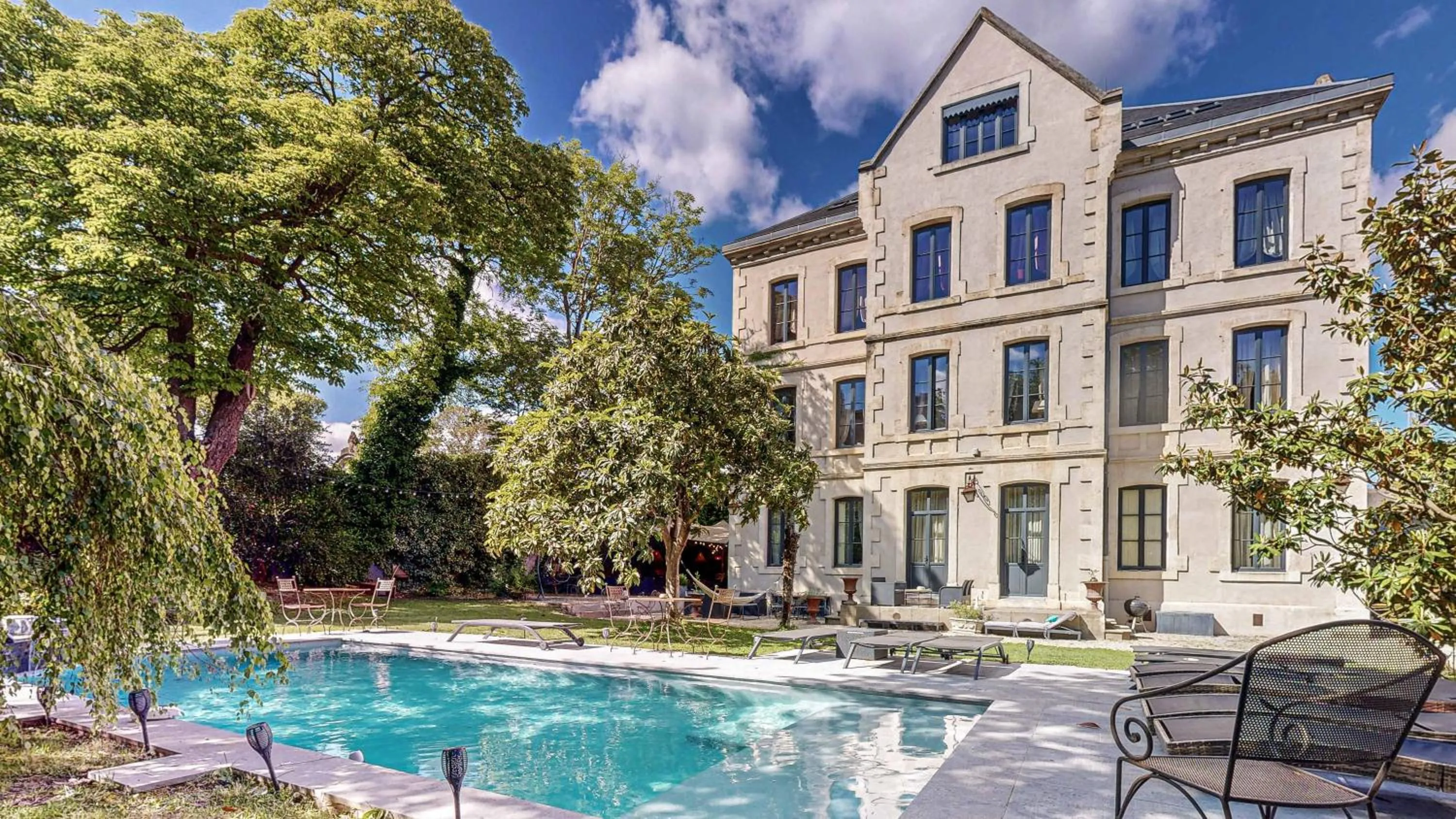 Property building in Demeure Saint Louis Historic manor, City 700m, free parking,A C,Clim,WIFI, city view, Garden