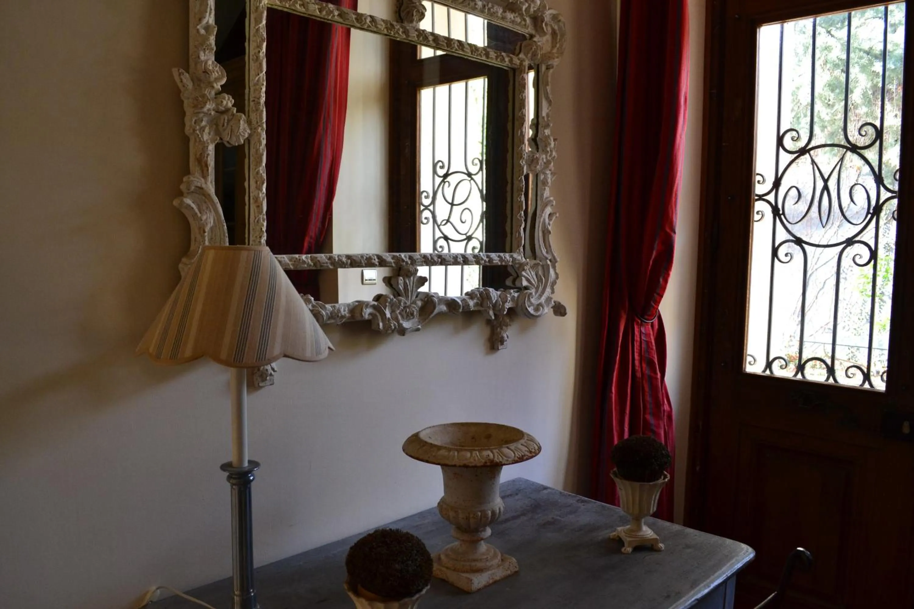 Decorative detail in Demeure Saint Louis Historic manor, City 700m, free parking,A C,Clim,WIFI, city view, Garden