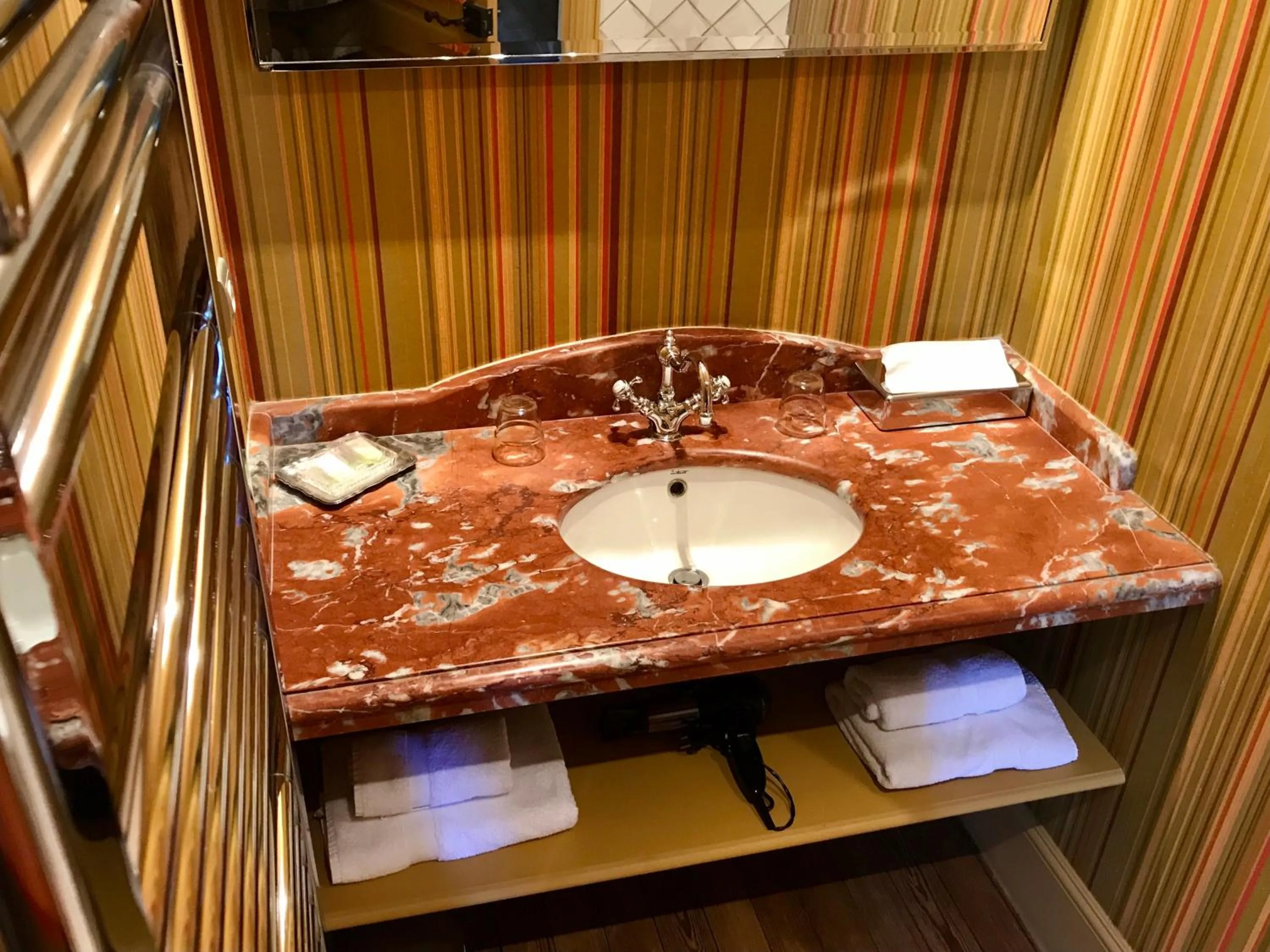 Bathroom in Demeure Saint Louis Historic manor, City 700m, free parking,A C,Clim,WIFI, city view, Garden