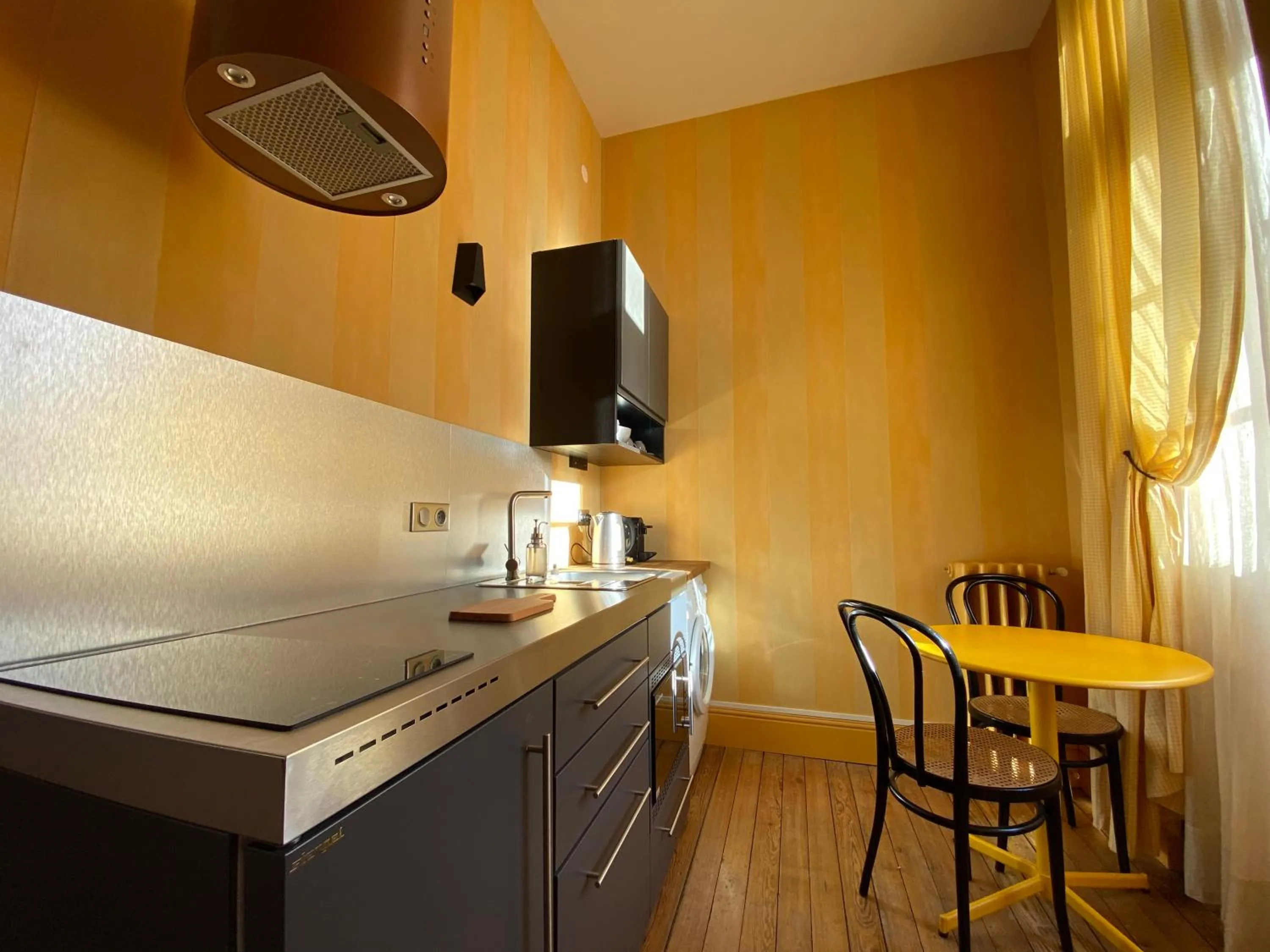 Coffee/tea facilities in Demeure Saint Louis Historic manor, City 700m, free parking,A C,Clim,WIFI, city view, Garden