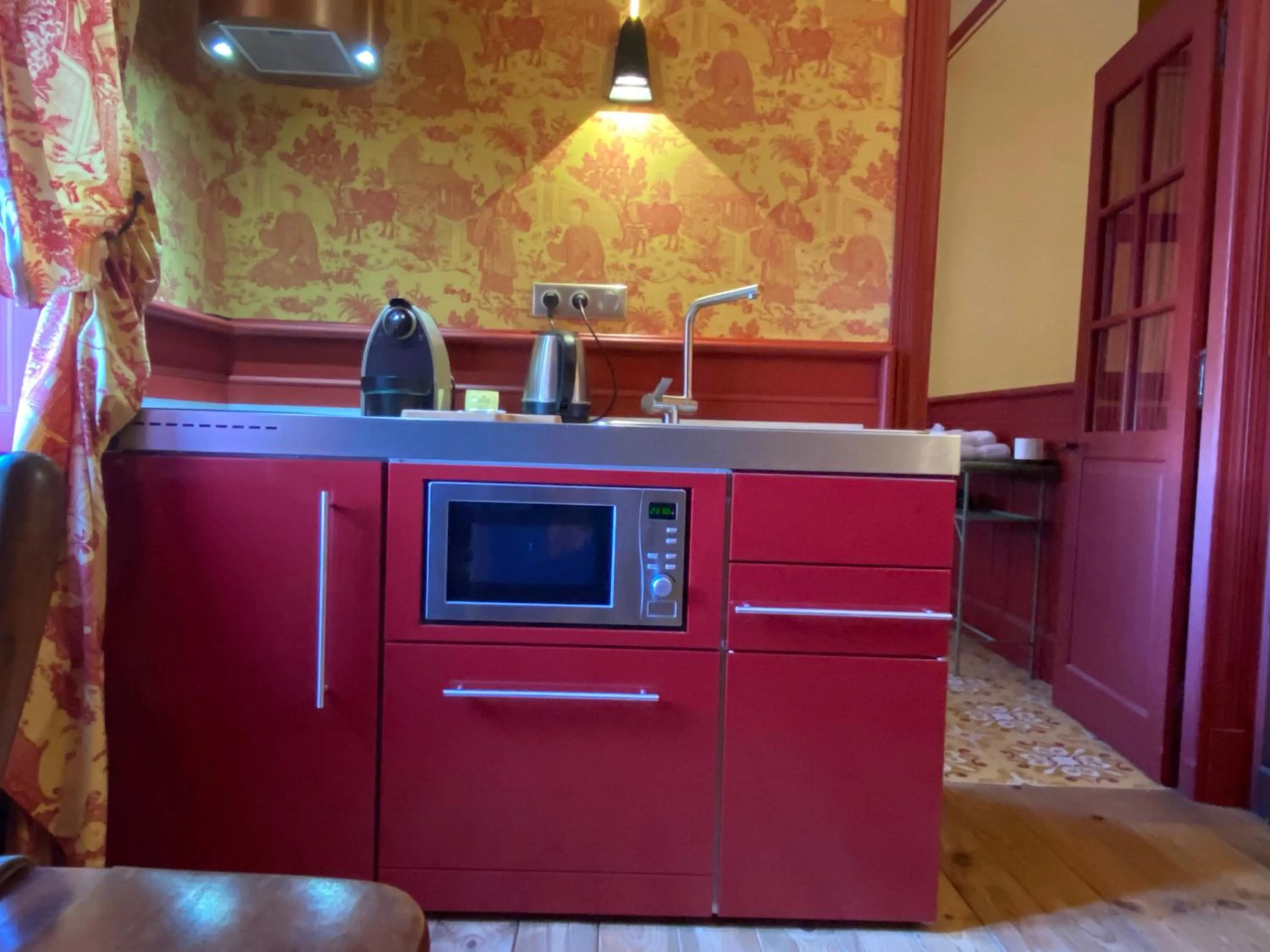 Library in Demeure Saint Louis Historic manor, City 700m, free parking,A C,Clim,WIFI, city view, Garden