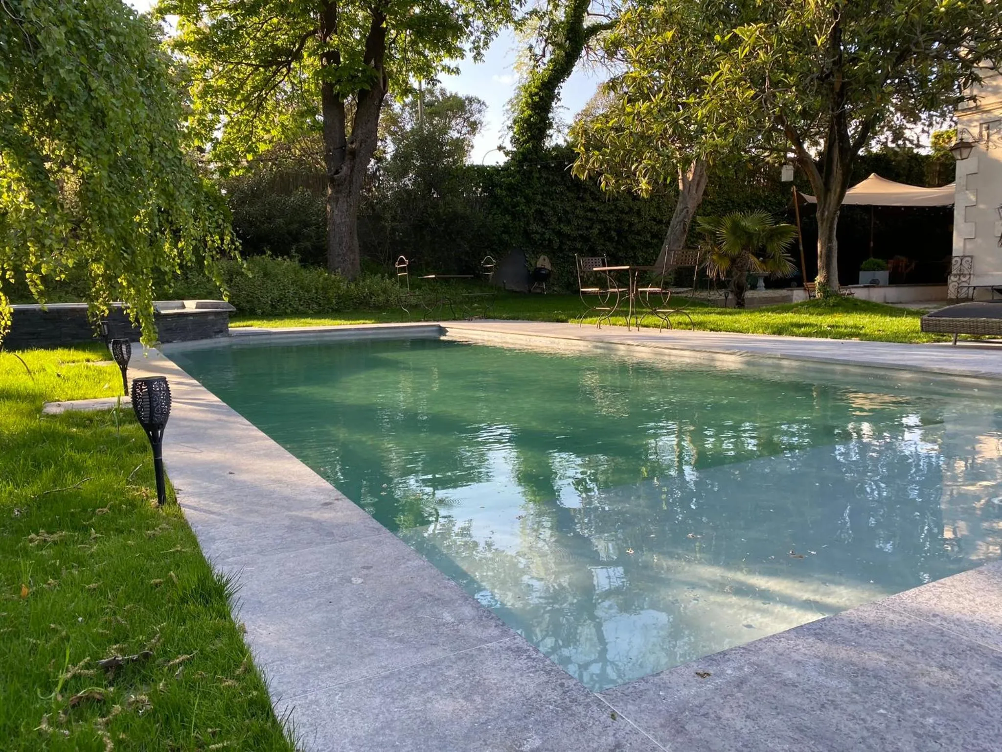 Patio in Demeure Saint Louis Historic manor, City 700m, free parking,A C,Clim,WIFI, city view, Garden