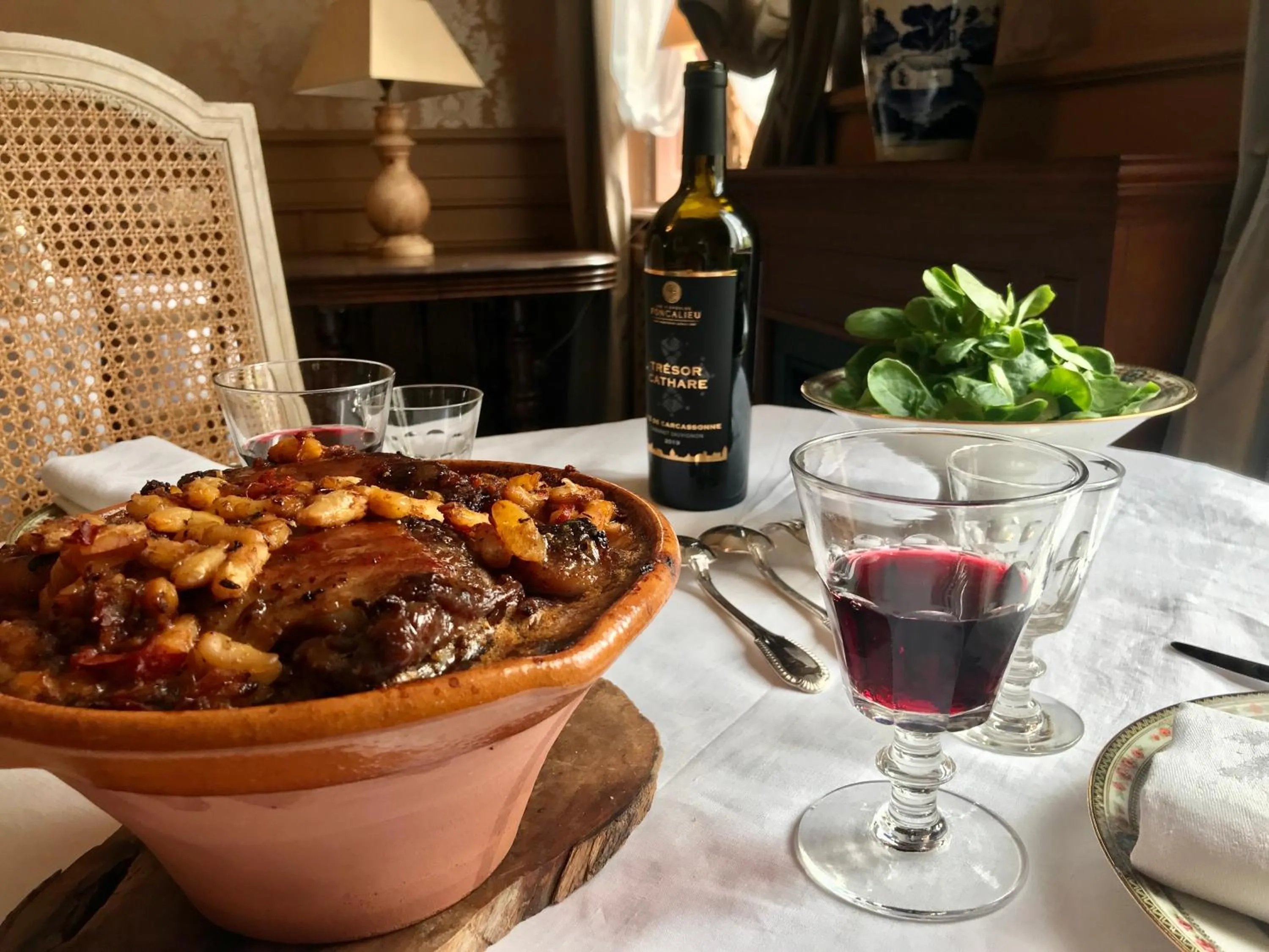 Food and drinks in Demeure Saint Louis Historic manor, City 700m, free parking,A C,Clim,WIFI, city view, Garden