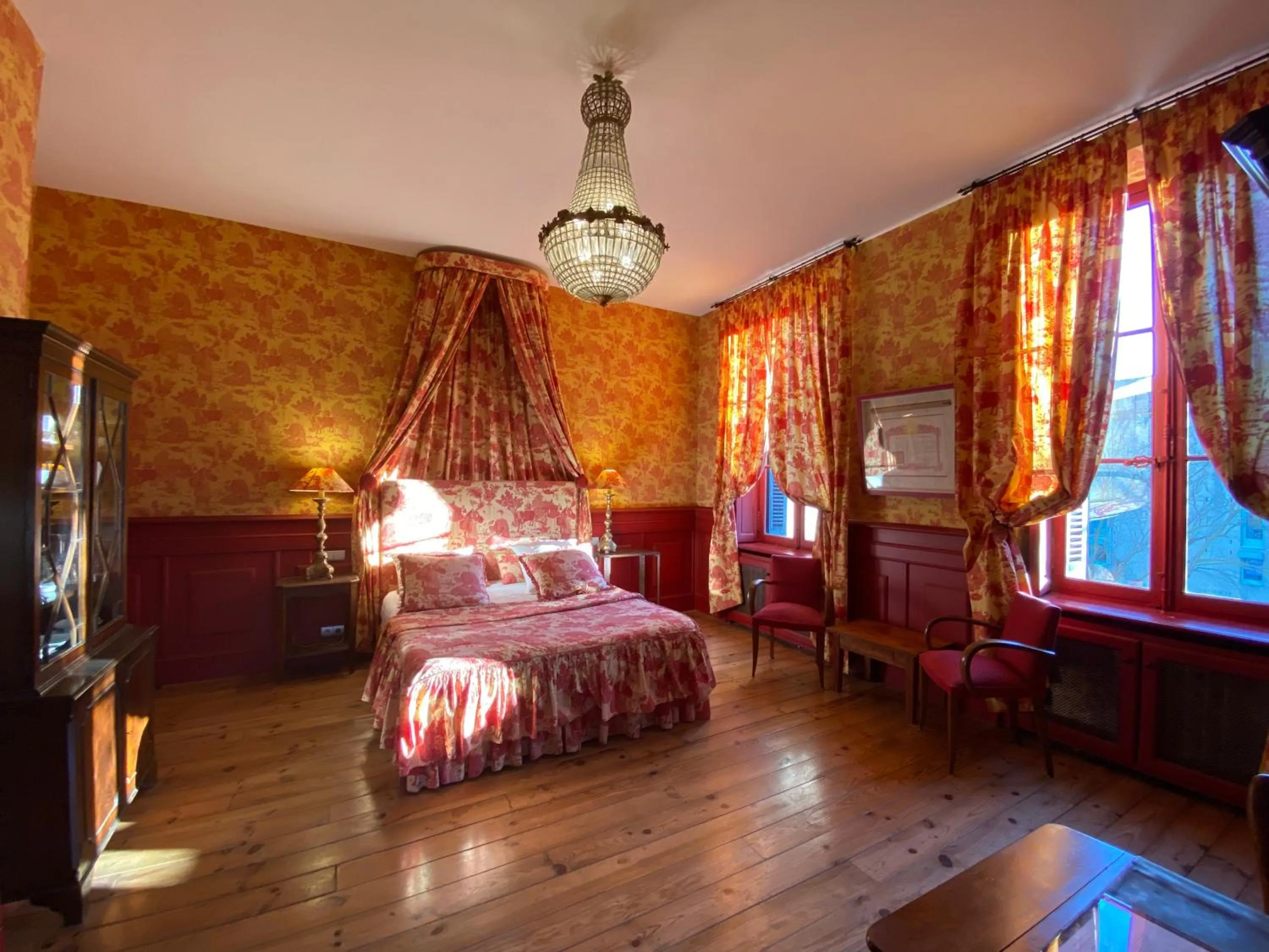 Bed in Demeure Saint Louis Historic manor, City 700m, free parking,A C,Clim,WIFI, city view, Garden