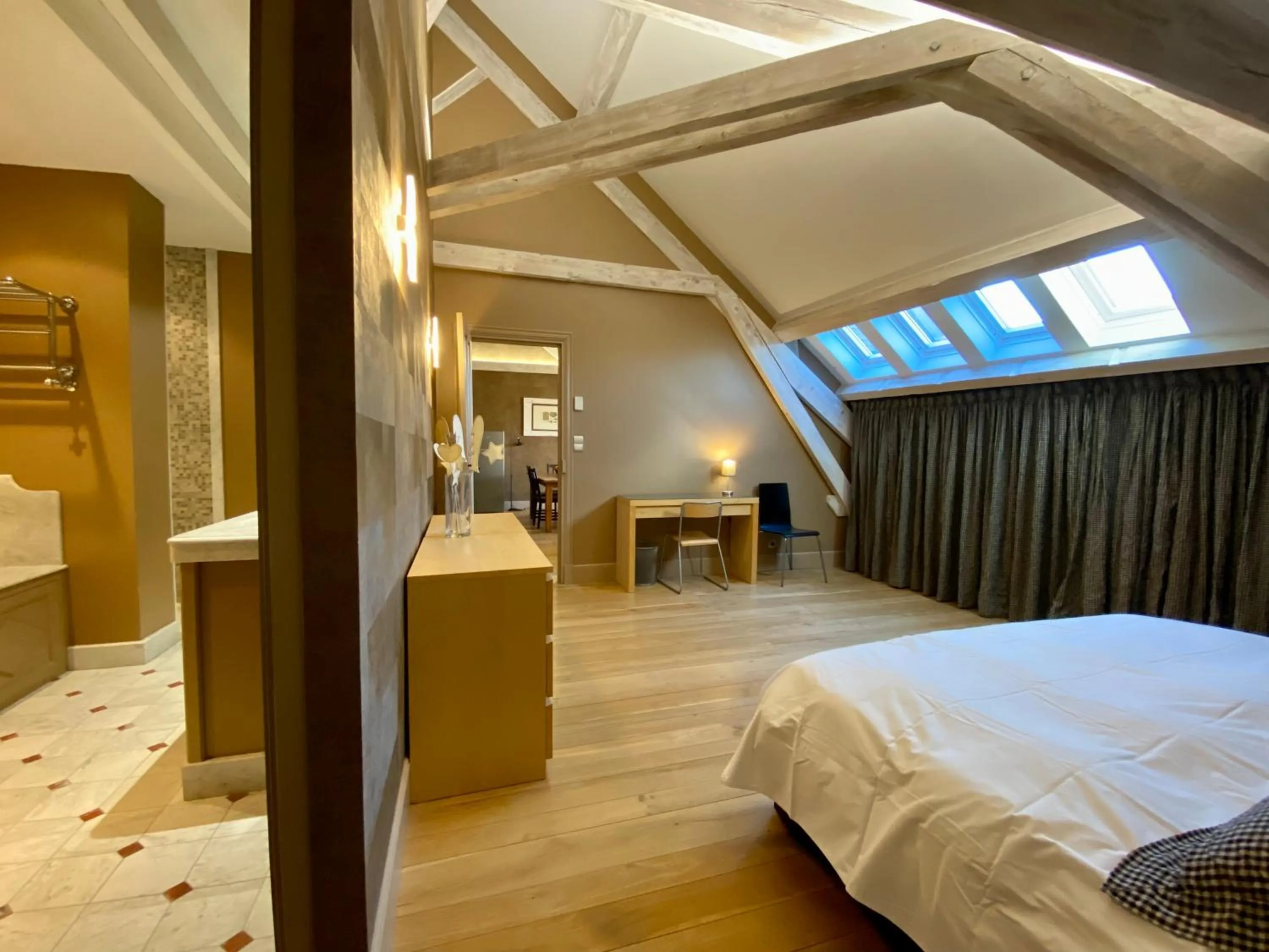 Bed in Demeure Saint Louis Historic manor, City 700m, free parking,A C,Clim,WIFI, city view, Garden