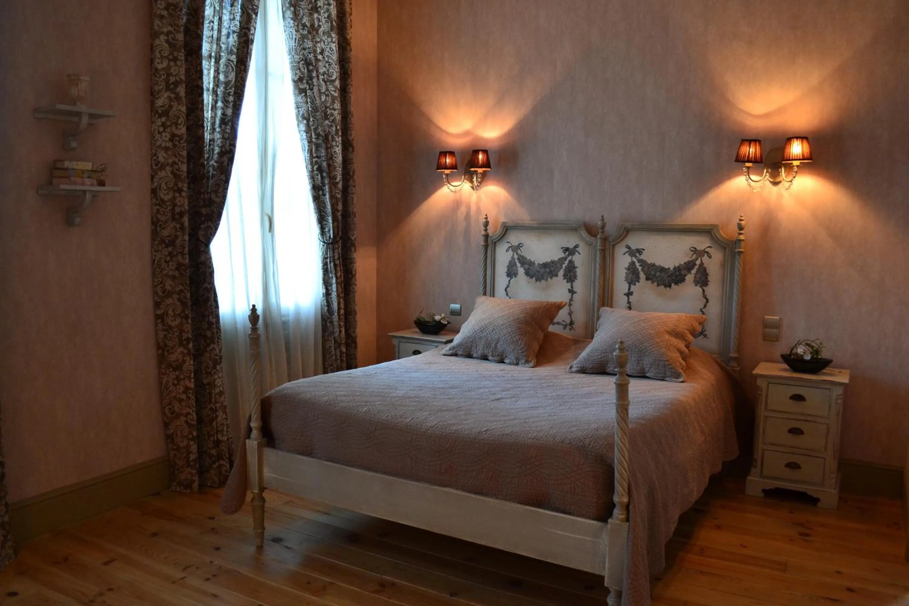 Bed in Demeure Saint Louis Historic manor, City 700m, free parking,A C,Clim,WIFI, city view, Garden