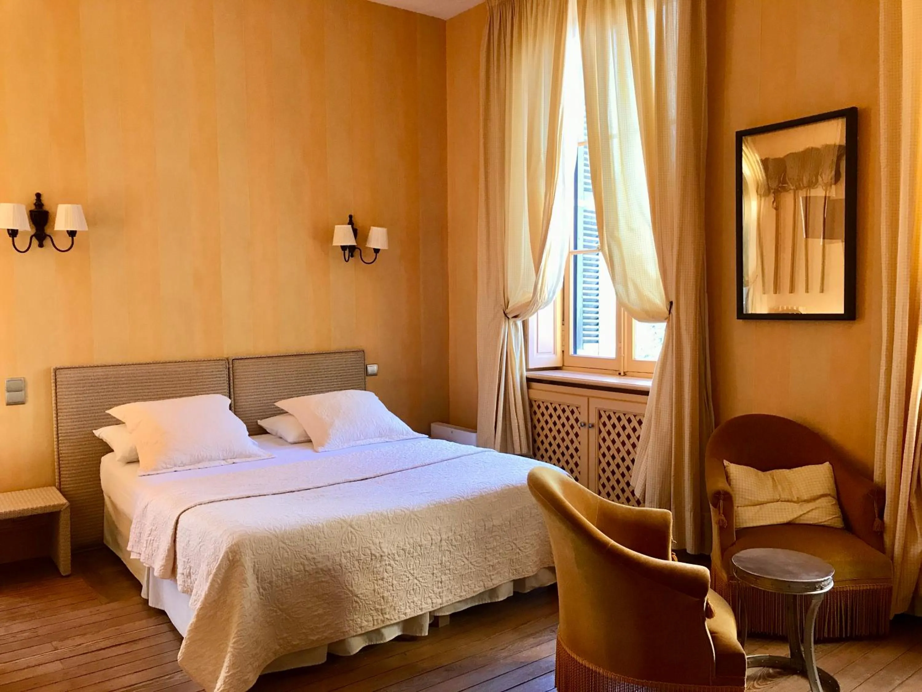 Bed in Demeure Saint Louis Historic manor, City 700m, free parking,A C,Clim,WIFI, city view, Garden