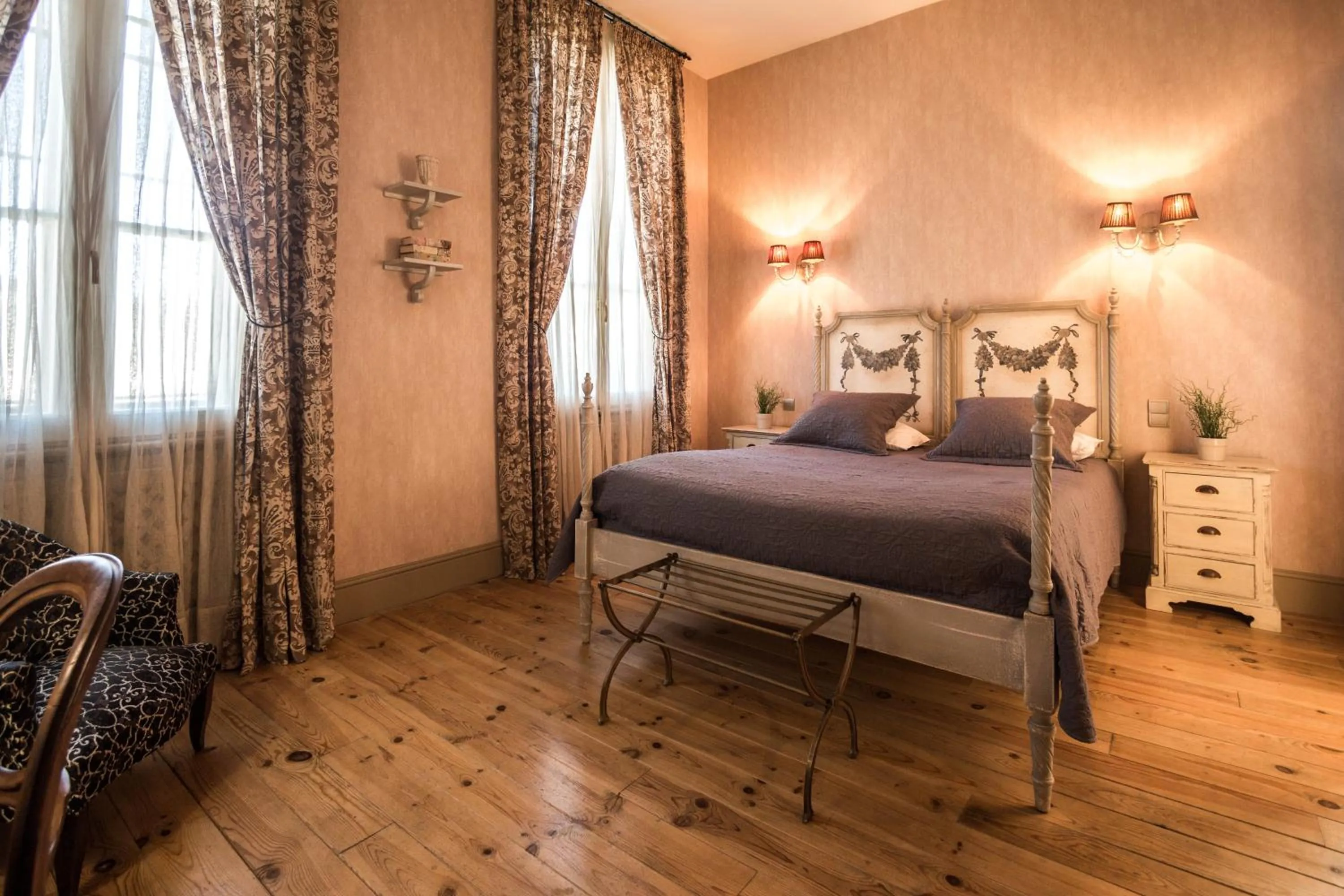 Bed in Demeure Saint Louis Historic manor, City 700m, free parking,A C,Clim,WIFI, city view, Garden