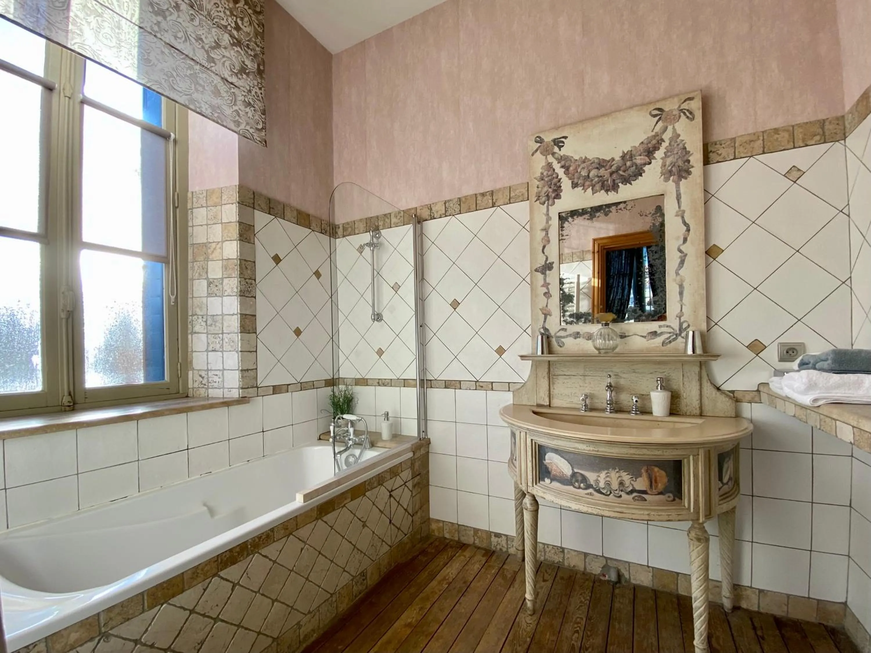 Bathroom in Demeure Saint Louis Historic manor, City 700m, free parking,A C,Clim,WIFI, city view, Garden