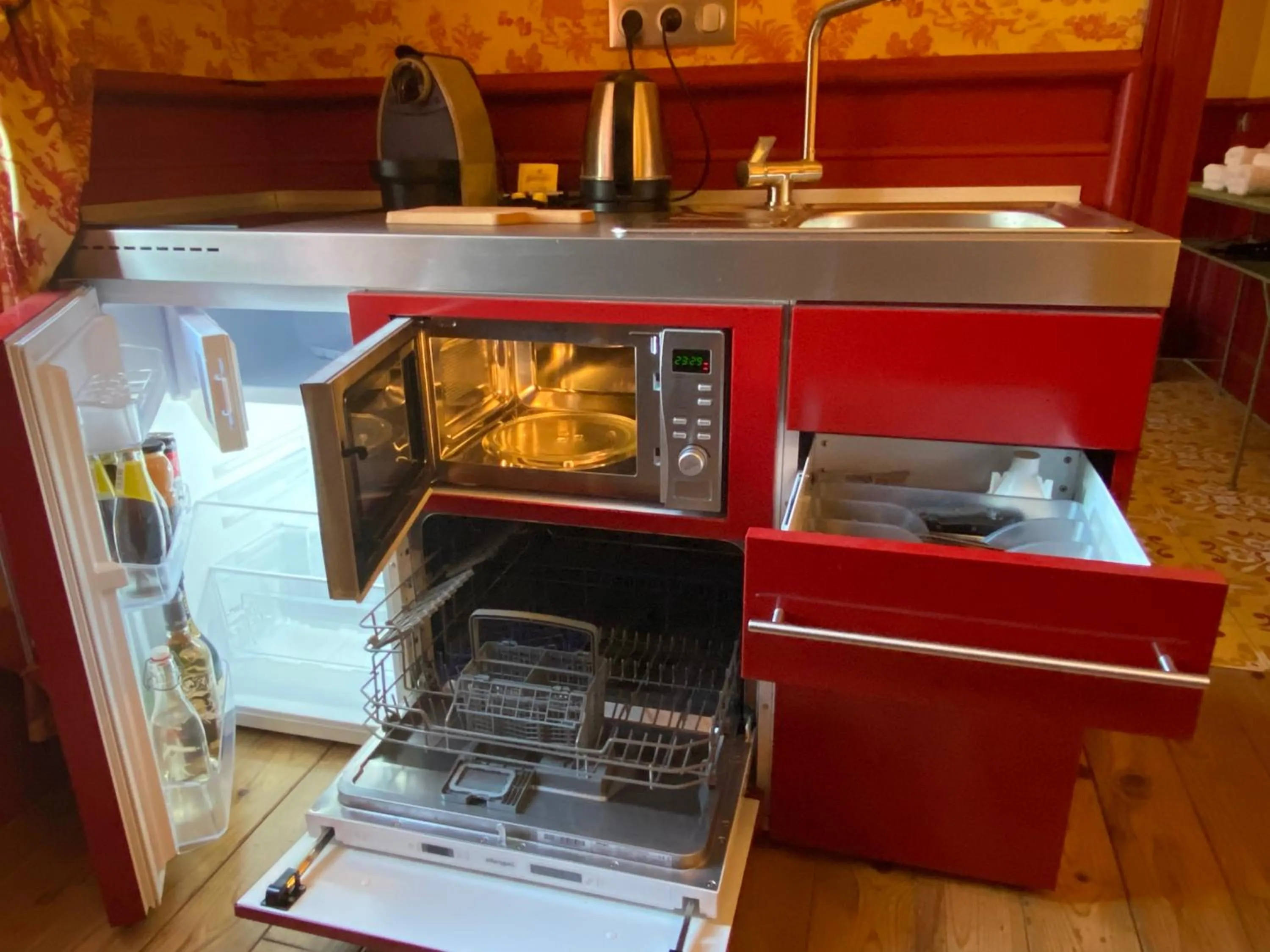 Coffee/tea facilities in Demeure Saint Louis Historic manor, City 700m, free parking,A C,Clim,WIFI, city view, Garden