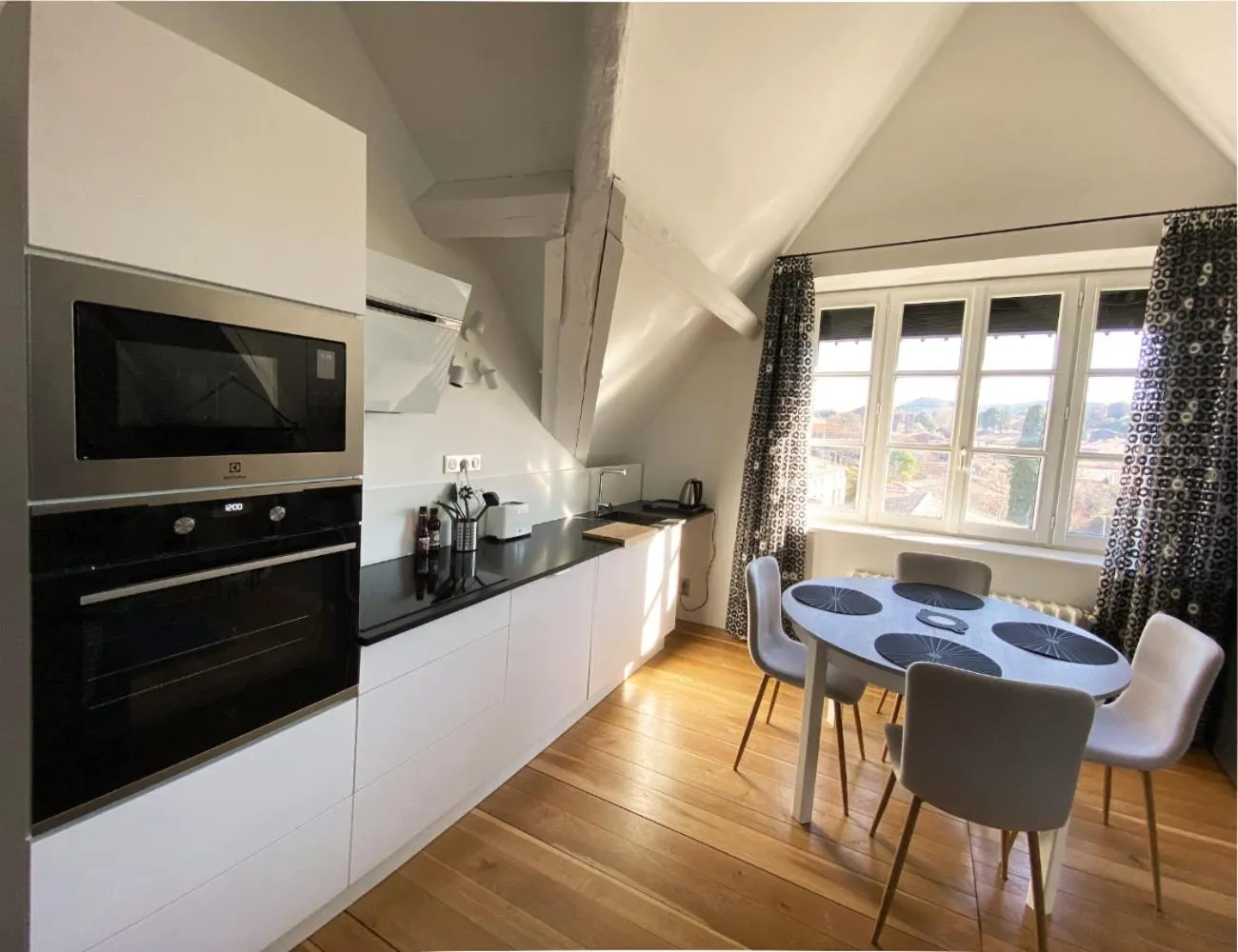 Coffee/tea facilities in Demeure Saint Louis Historic manor, City 700m, free parking,A C,Clim,WIFI, city view, Garden