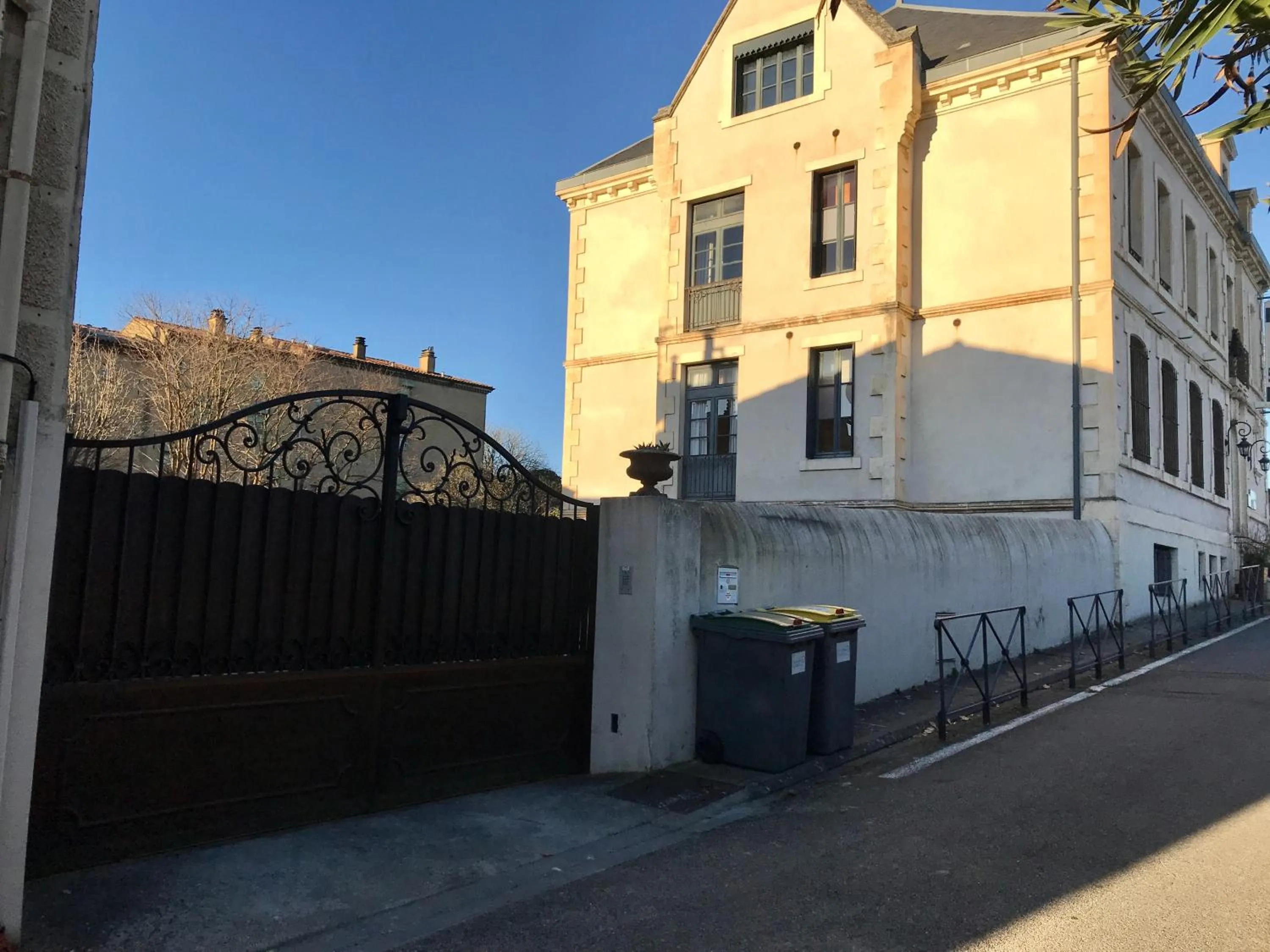 Property building in Demeure Saint Louis Historic manor, City 700m, free parking,A C,Clim,WIFI, city view, Garden