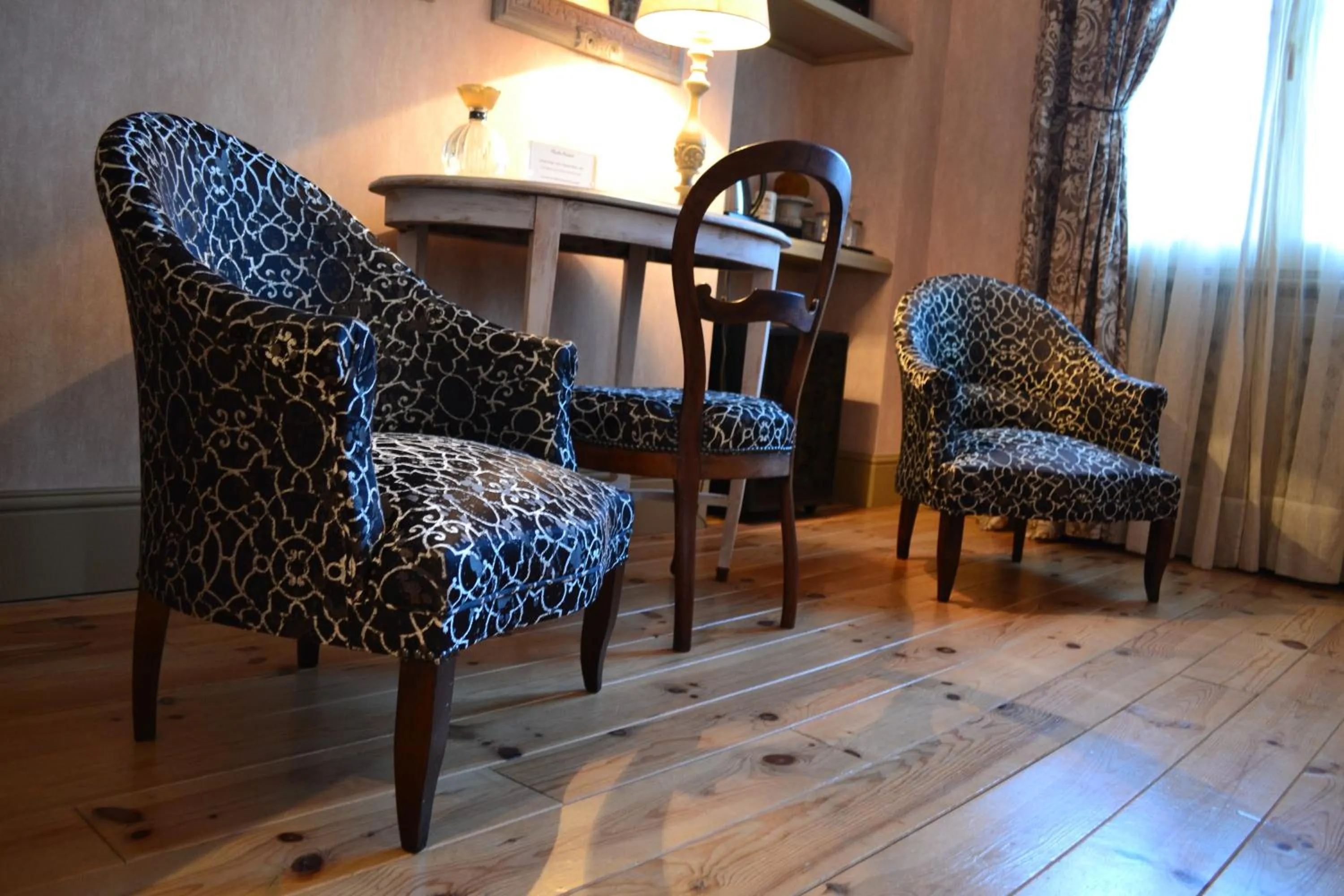 TV and multimedia in Demeure Saint Louis Historic manor, City 700m, free parking,A C,Clim,WIFI, city view, Garden