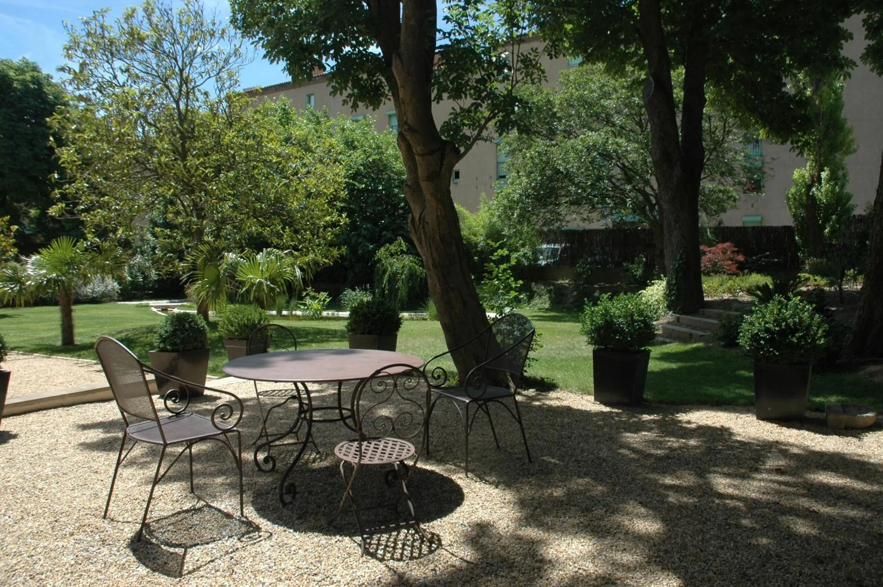 Garden in Demeure Saint Louis Historic manor, City 700m, free parking,A C,Clim,WIFI, city view, Garden