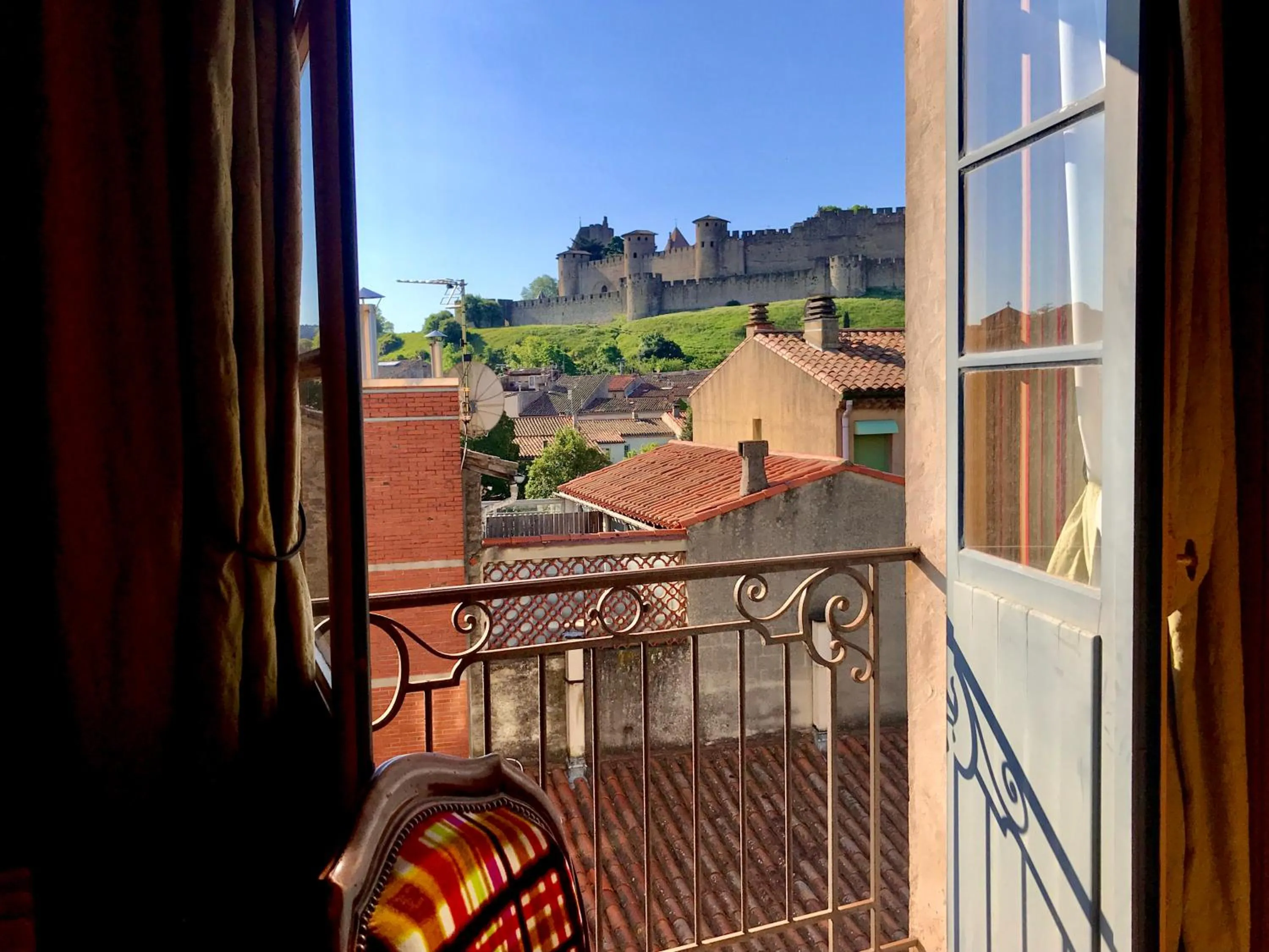 Landmark view in Demeure Saint Louis Historic manor, City 700m, free parking,A C,Clim,WIFI, city view, Garden