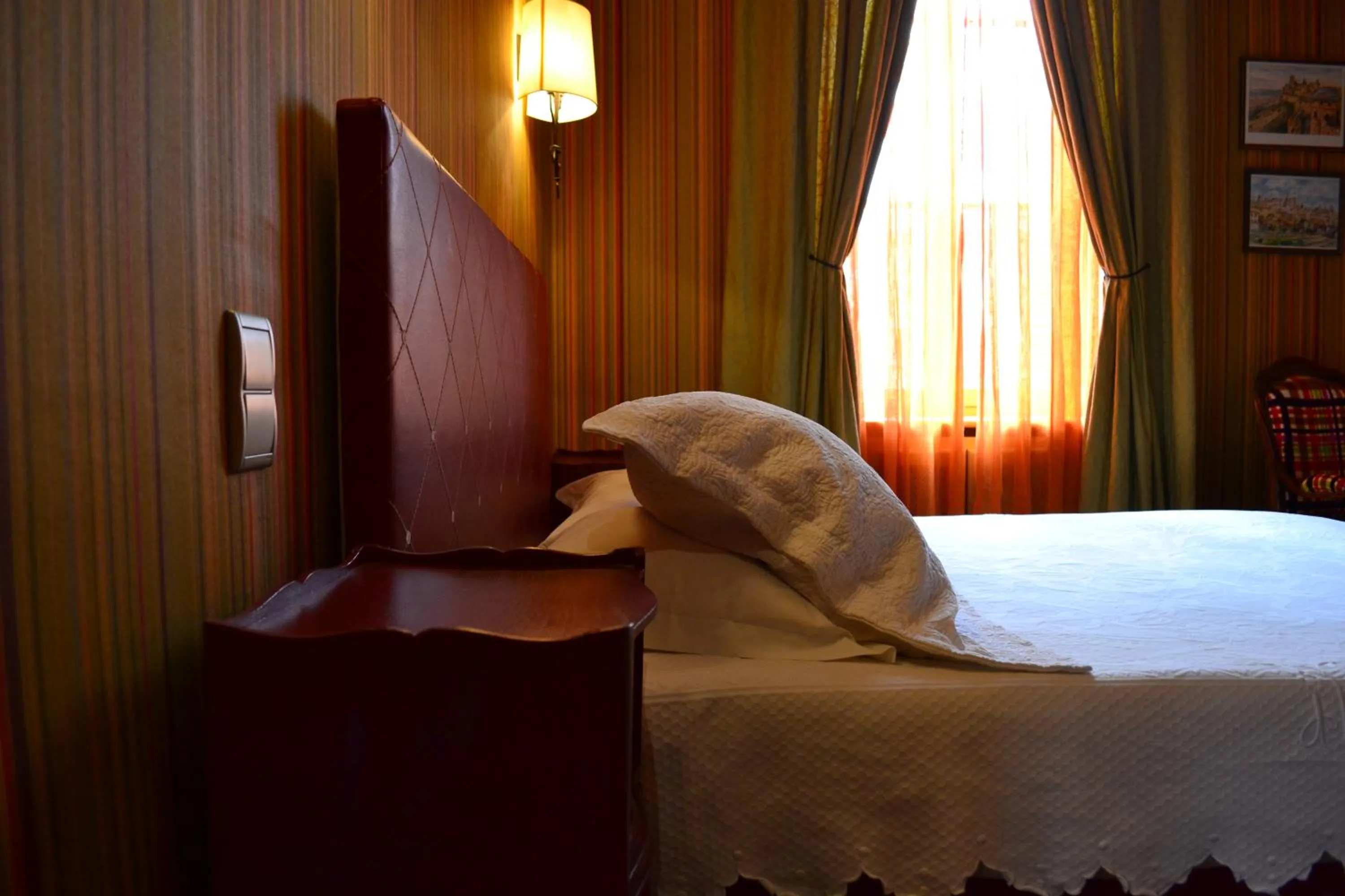 Bed in Demeure Saint Louis Historic manor, City 700m, free parking,A C,Clim,WIFI, city view, Garden