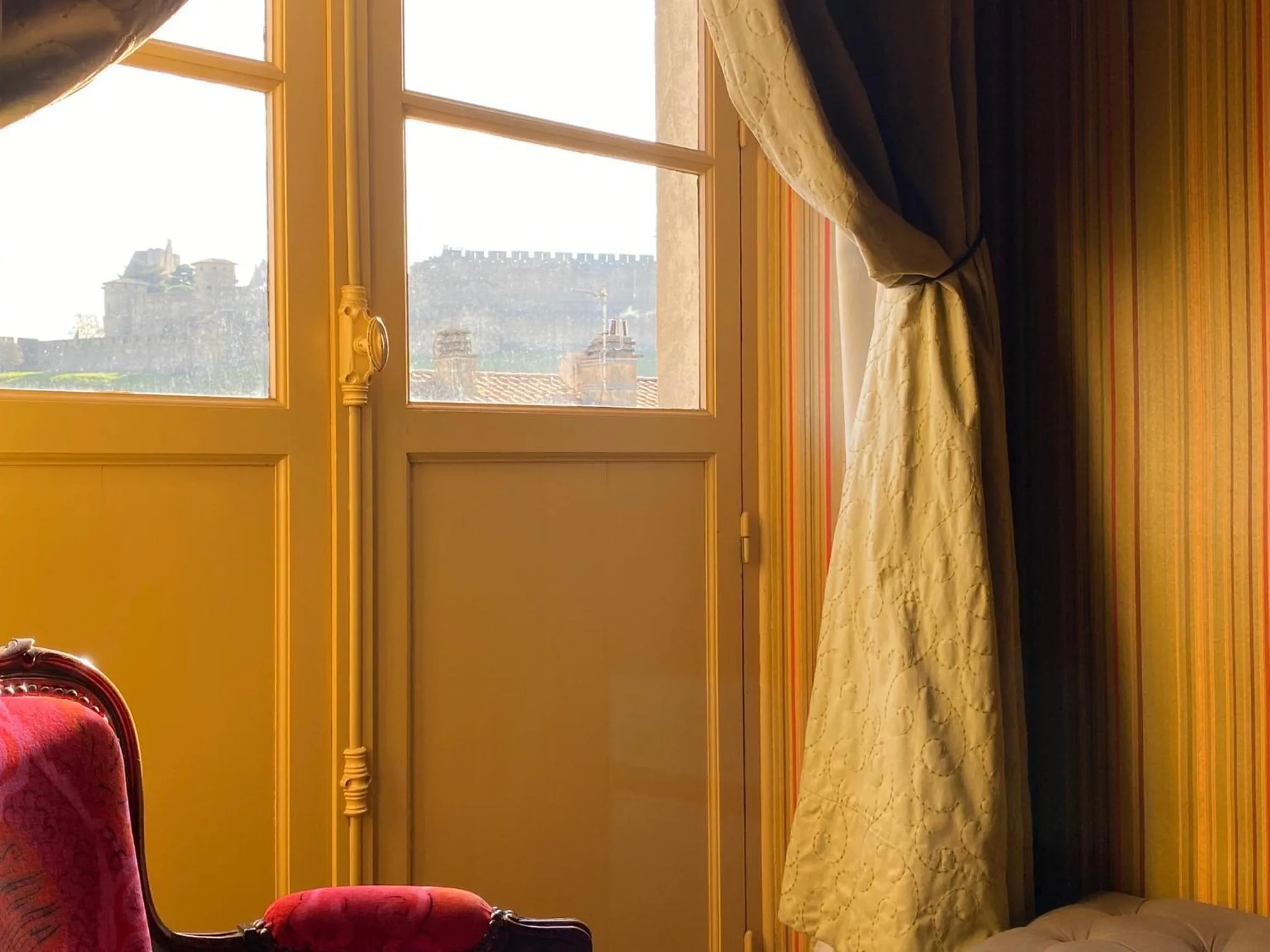 Landmark view in Demeure Saint Louis Historic manor, City 700m, free parking,A C,Clim,WIFI, city view, Garden