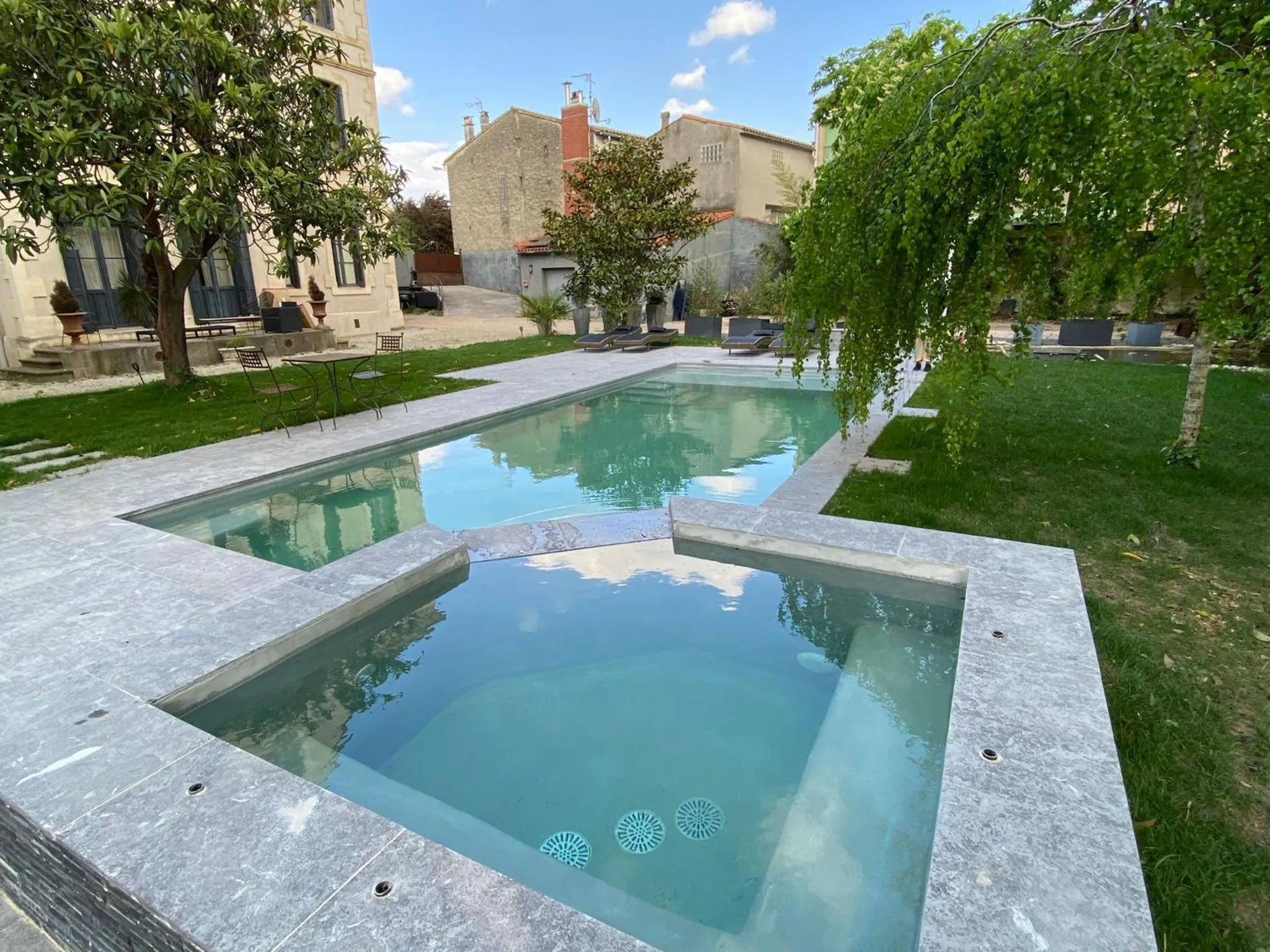 Property building in Demeure Saint Louis Historic manor, City 700m, free parking,A C,Clim,WIFI, city view, Garden