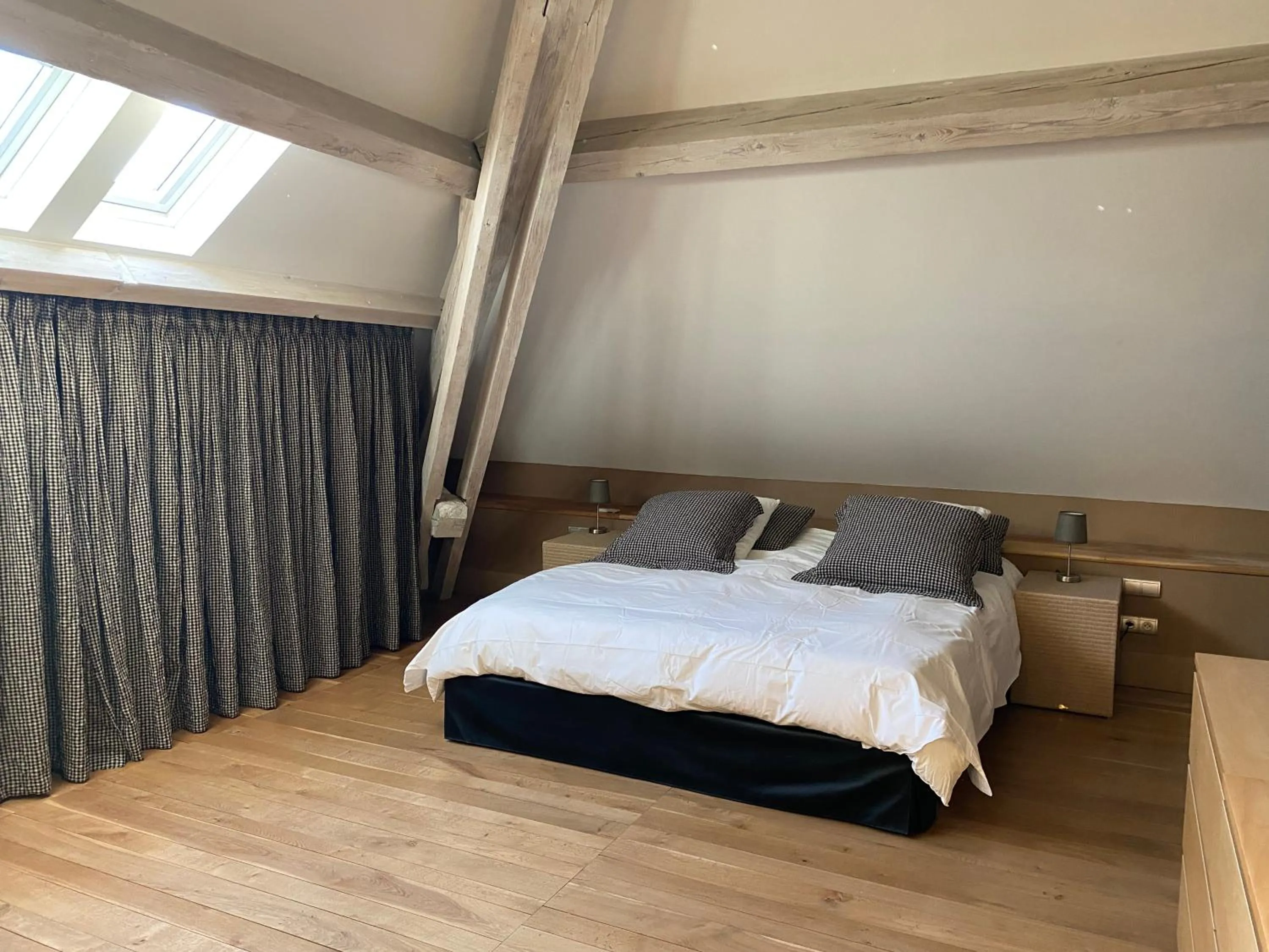 Bed in Demeure Saint Louis Historic manor, City 700m, free parking,A C,Clim,WIFI, city view, Garden